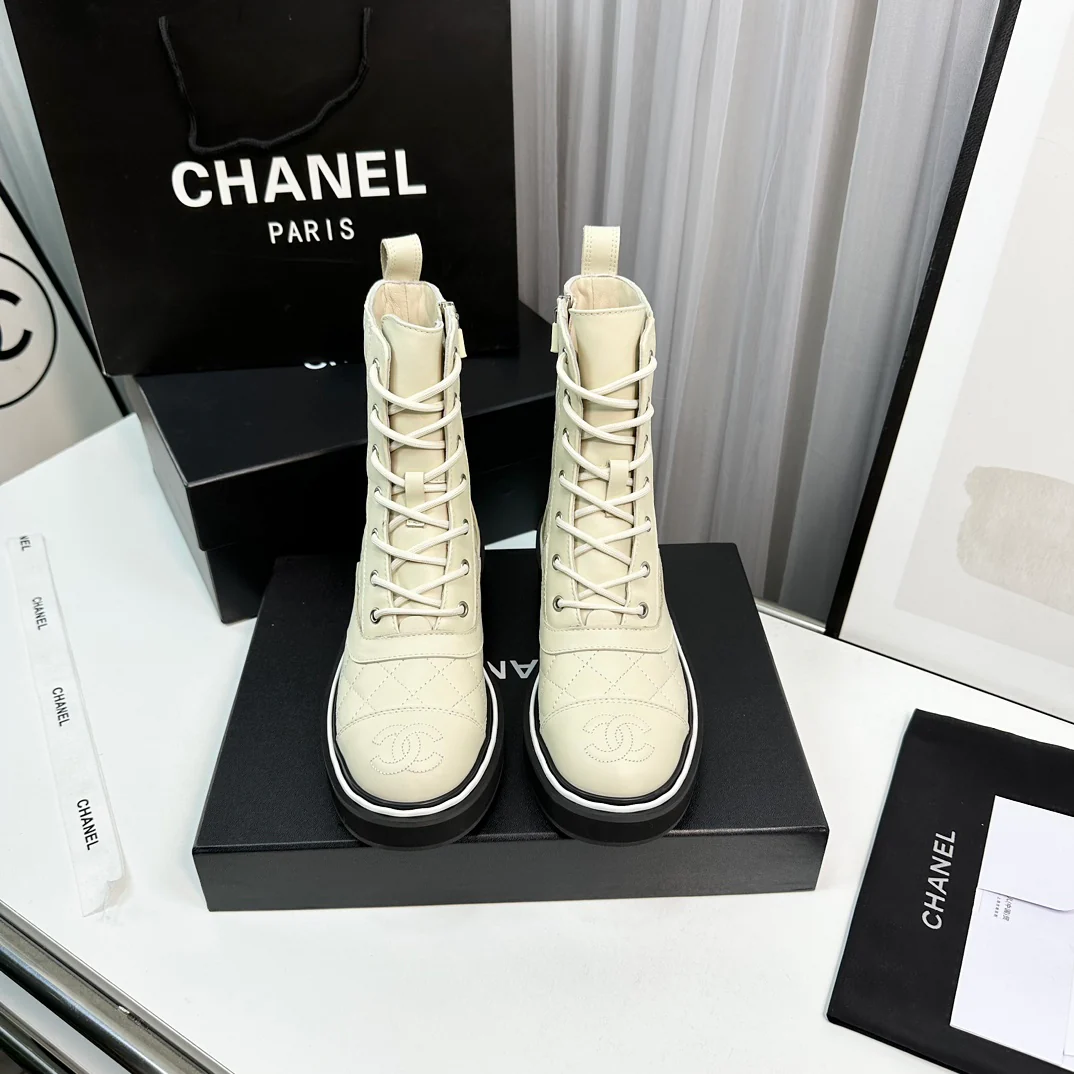 Новинка сезона осень/зима 2023 от Chanel - Стеганые ботильоны - Белые