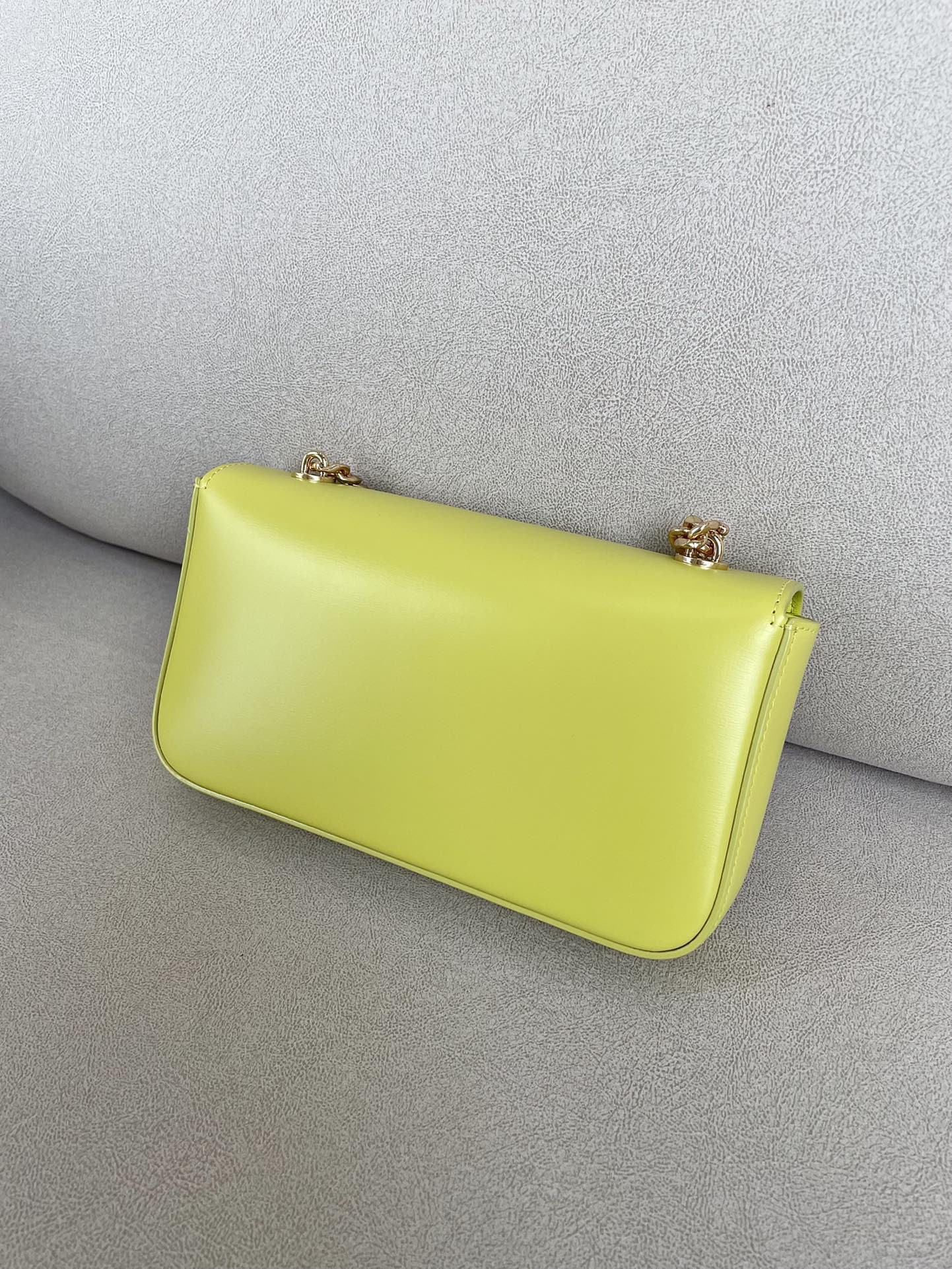 Сумка Celine Triomphe на плечо из глянцевой телячьей кожи с цепочкой — лимонно-желтая.