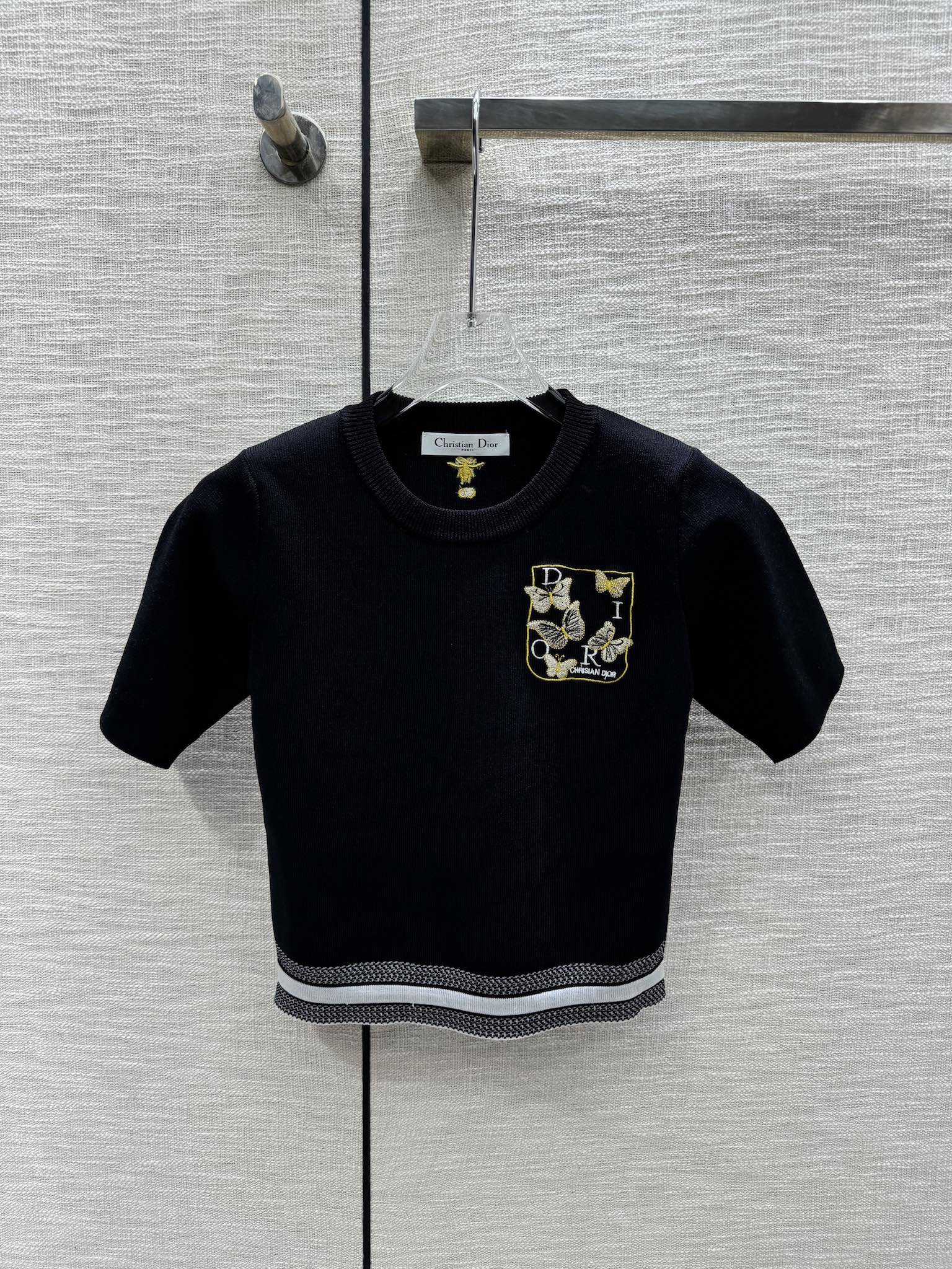 Вязаная футболка Dior 2403 с вышитой бабочкой, круглым вырезом и короткими рукавами - черная