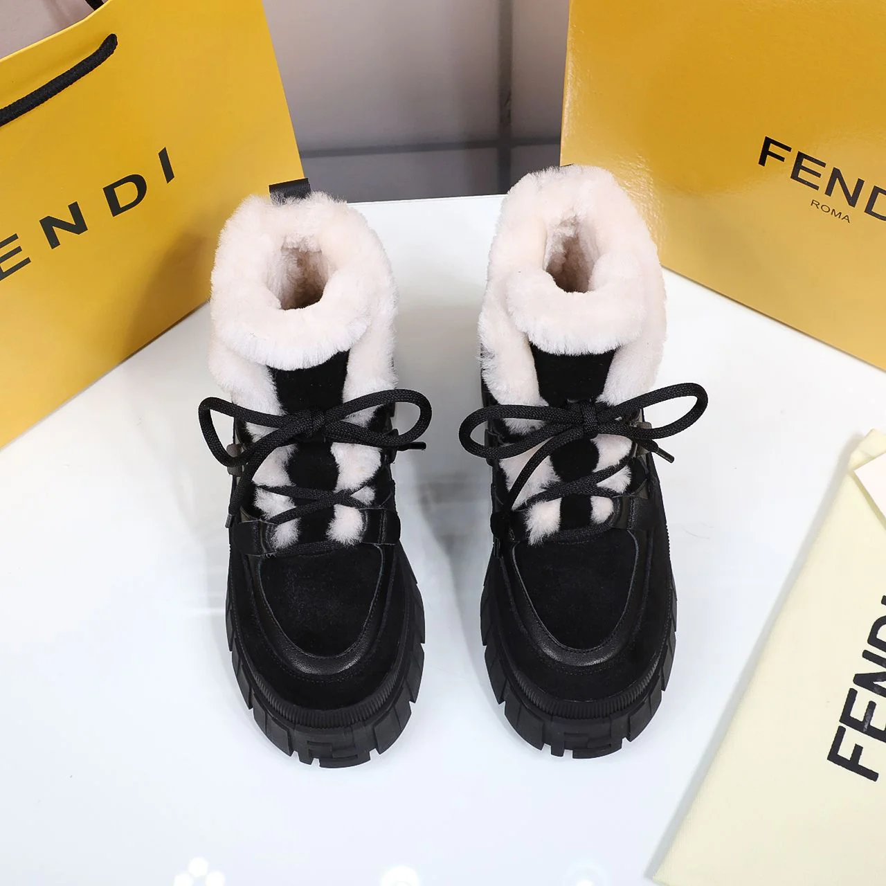 Fendi - Меховые сапоги - Черные