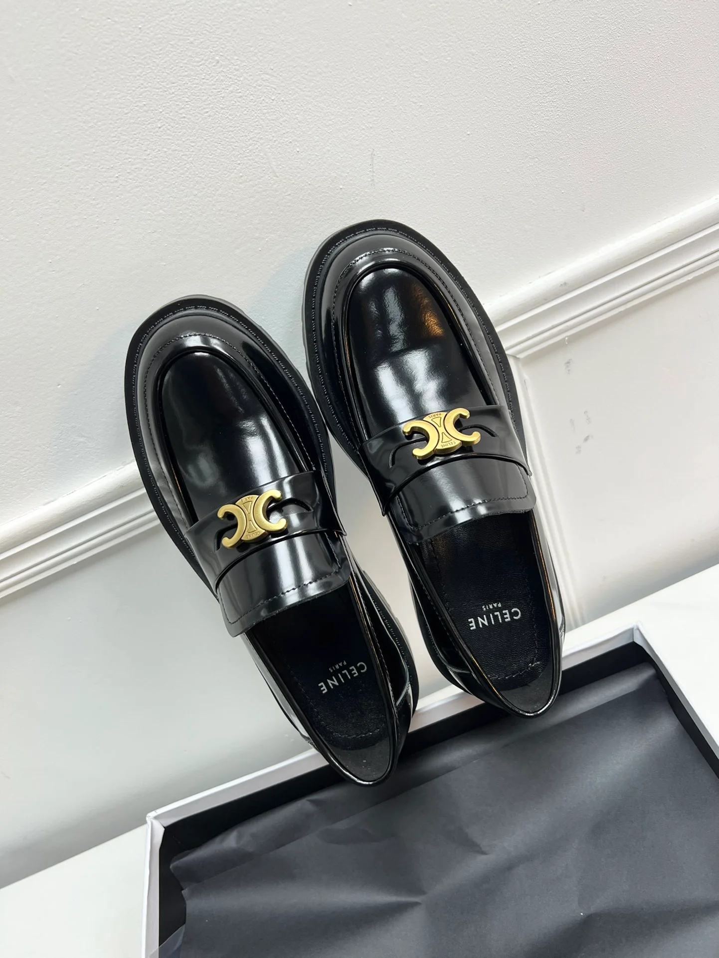 Новинка сезона весна/лето 2023 от Celine - Ретро-лоферы - Черные