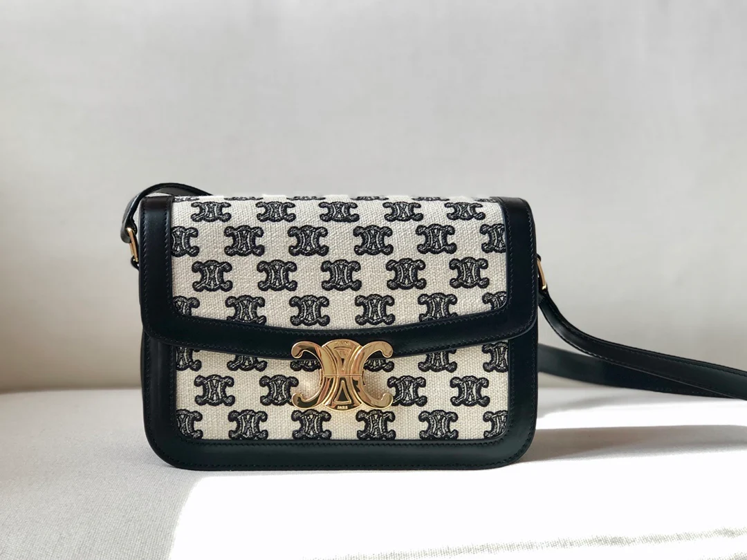 Сумка Celine Medium Triomphe из вышитой ткани и кожи вагю — черная.