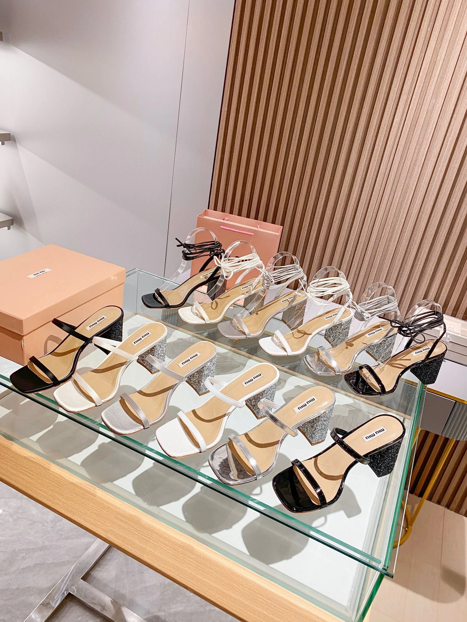 Новые поступления коллекции Miu Miu весна/лето 2023 — Босоножки на высоком каблуке с ремешками — 8-5 см — Изображение коллекции