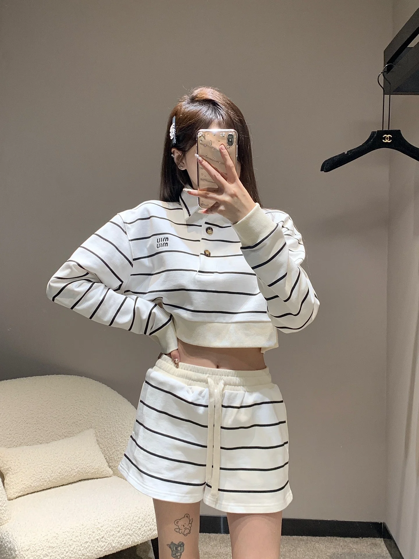 Miu Miu - 2404 - Комплект из хлопковой полосатой рубашки-поло и шорт.