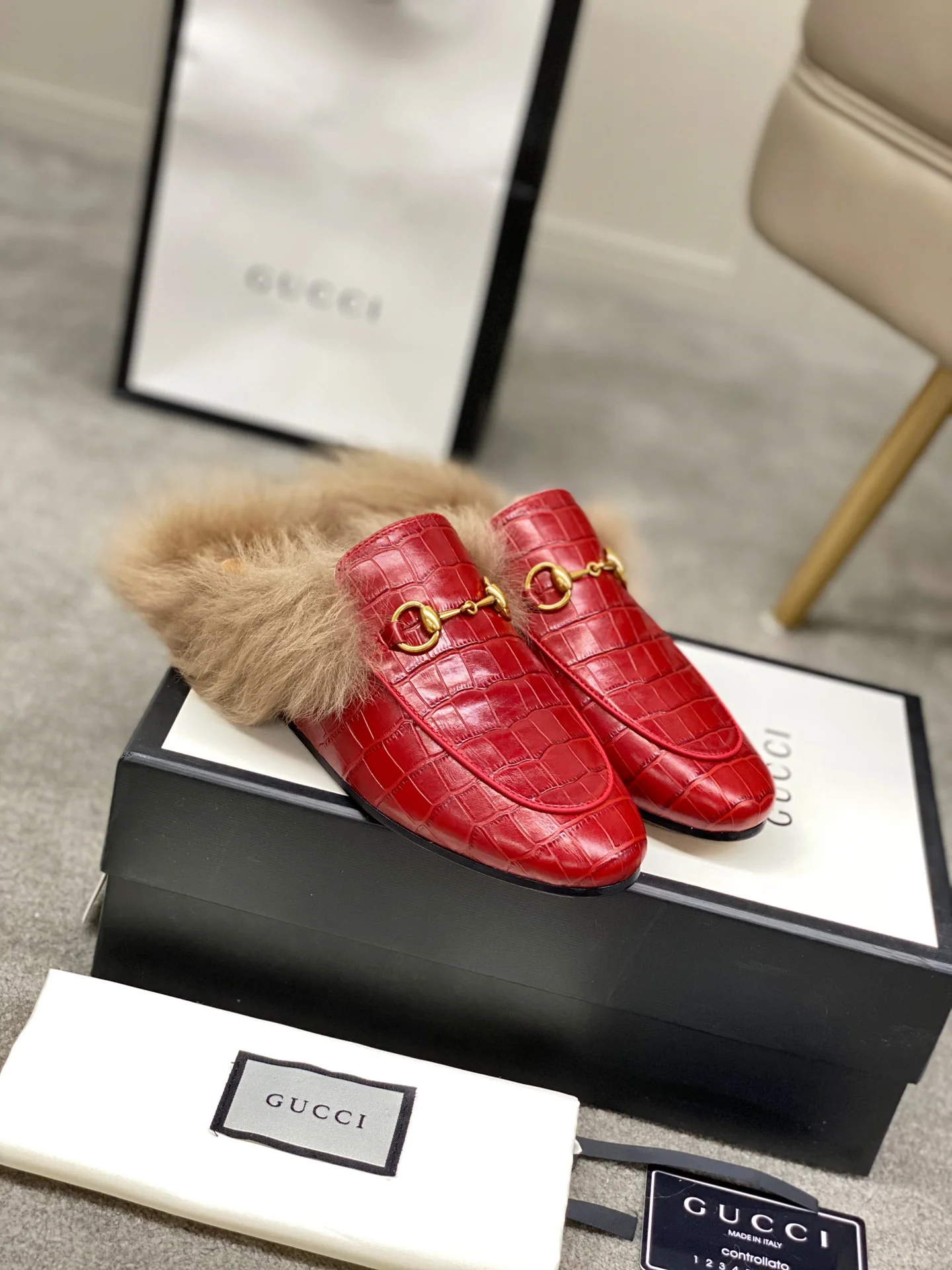Бутик Gucci 2020 — Последний образ с подиума — Меховые тапочки — Красный с каменным узором