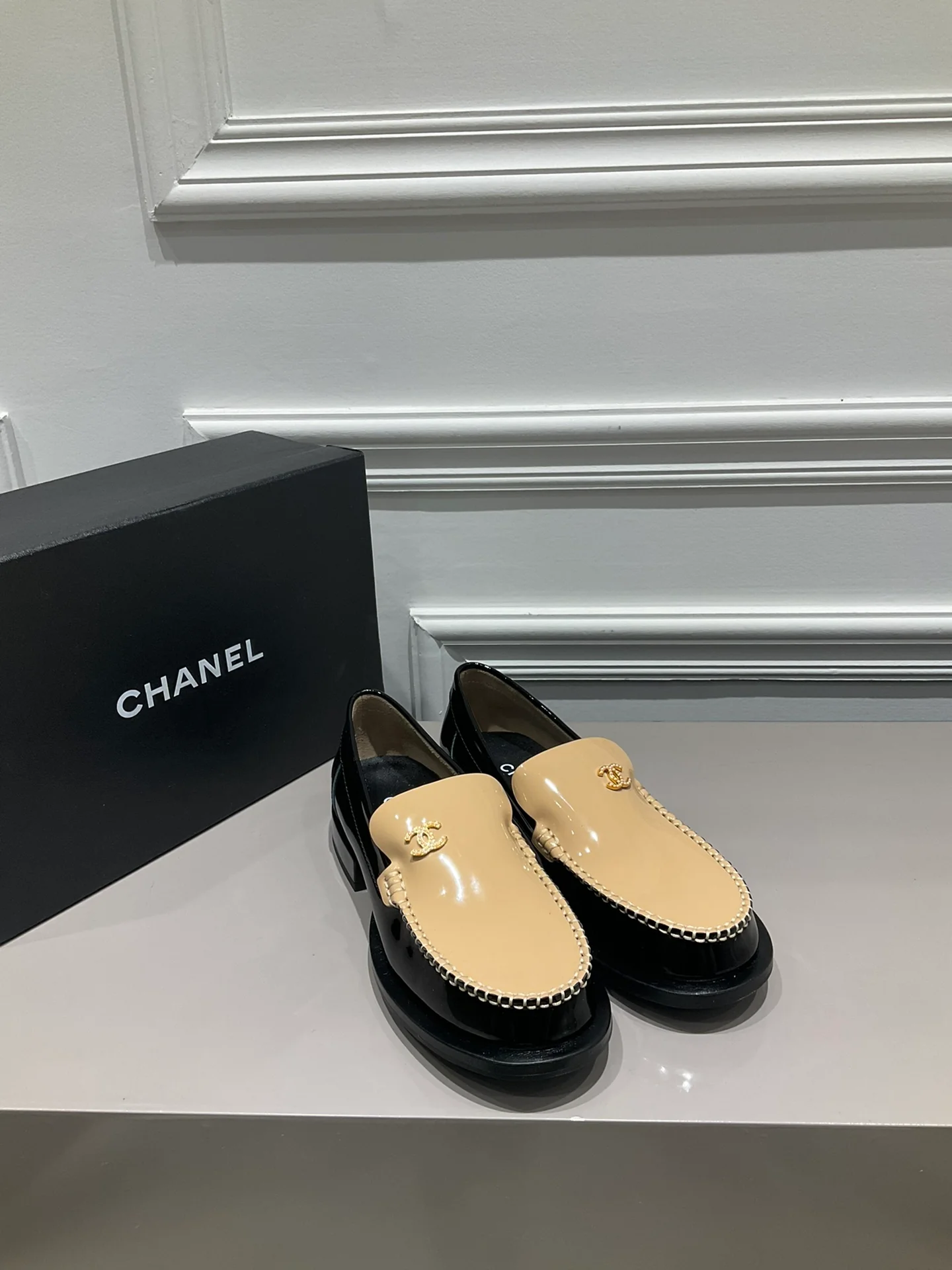 Коллекция Chanel весна/лето 2023, представленная на подиуме - Лоферы с бриллиантовой пряжкой - Абрикосовый цвет