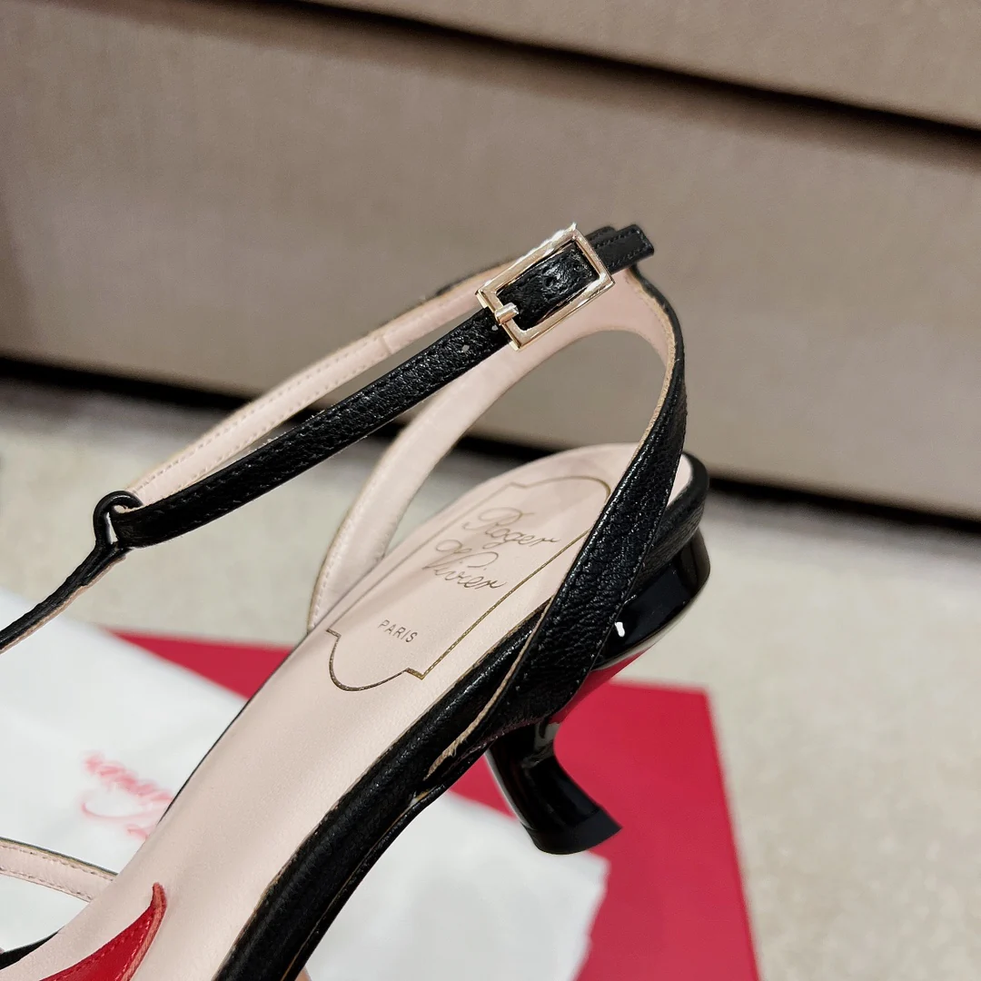 Сандалии RV Shoes на низком каблуке с квадратной пряжкой и ремешками - черные