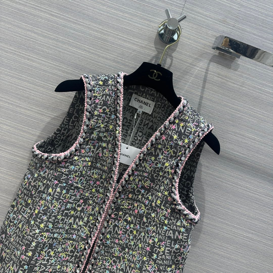 Chanel - 2403 - Весенне-летняя новинка. Жилет из прочной жаккардовой ткани с плетением из пряжи и бисерной отделкой.