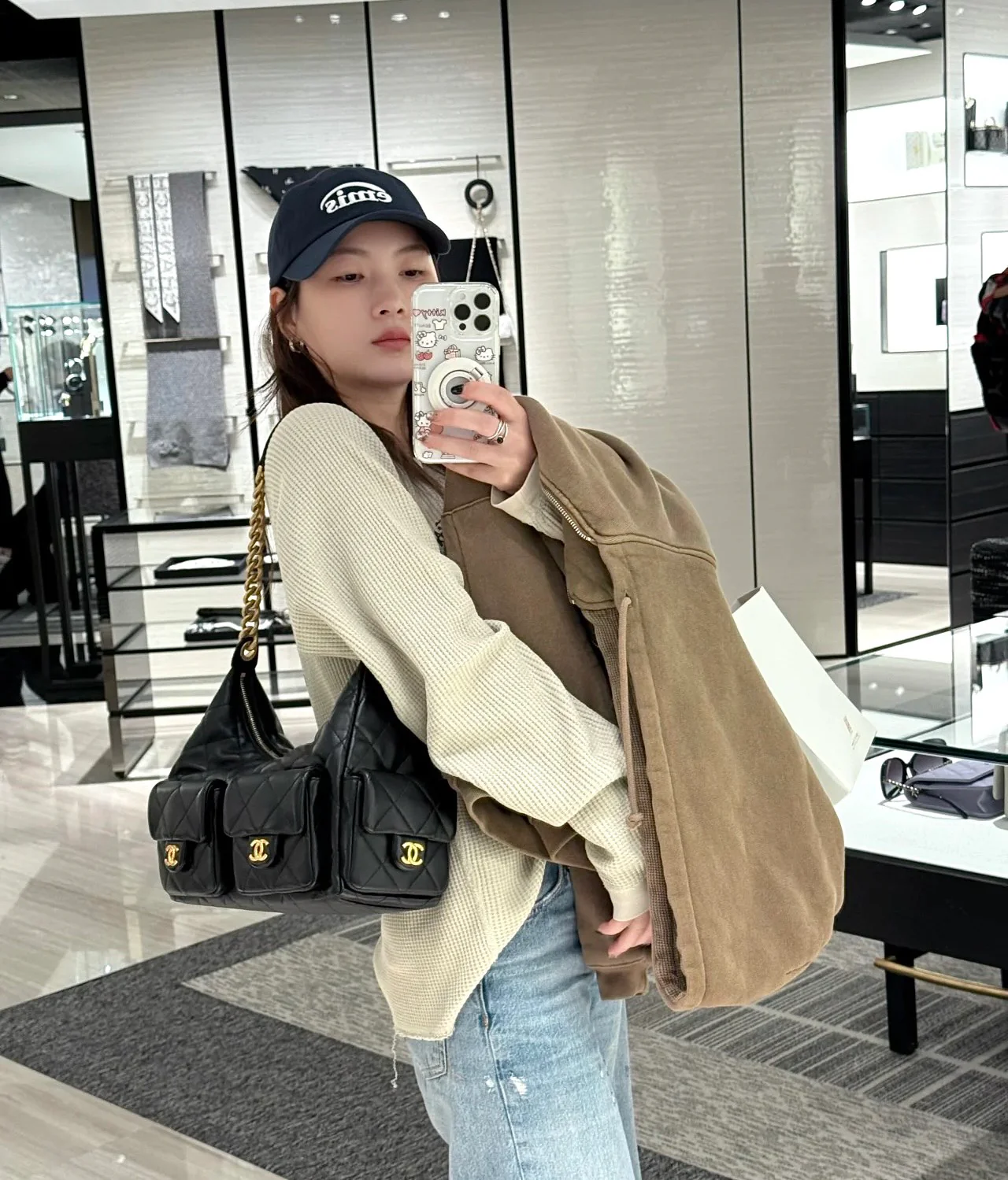 Маленькая джинсовая сумка Chanel 25c в стиле хиппи - черная.