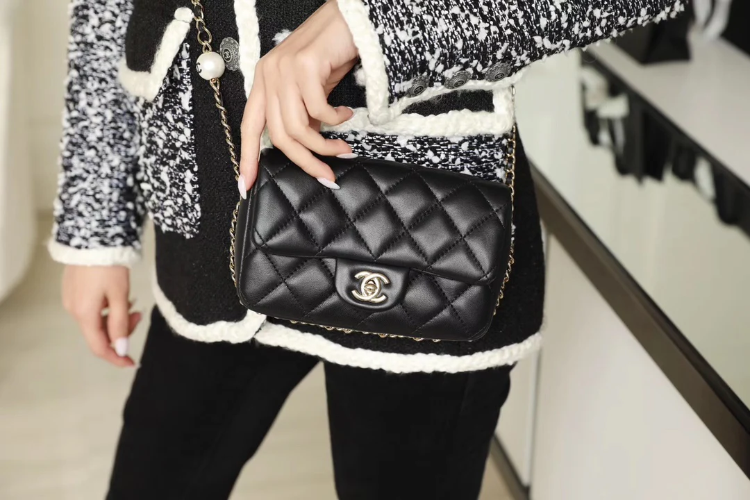 Сумка Chanel CF Pearl из коллекции Весна/Лето 2020 - Черная - 18 см - 1