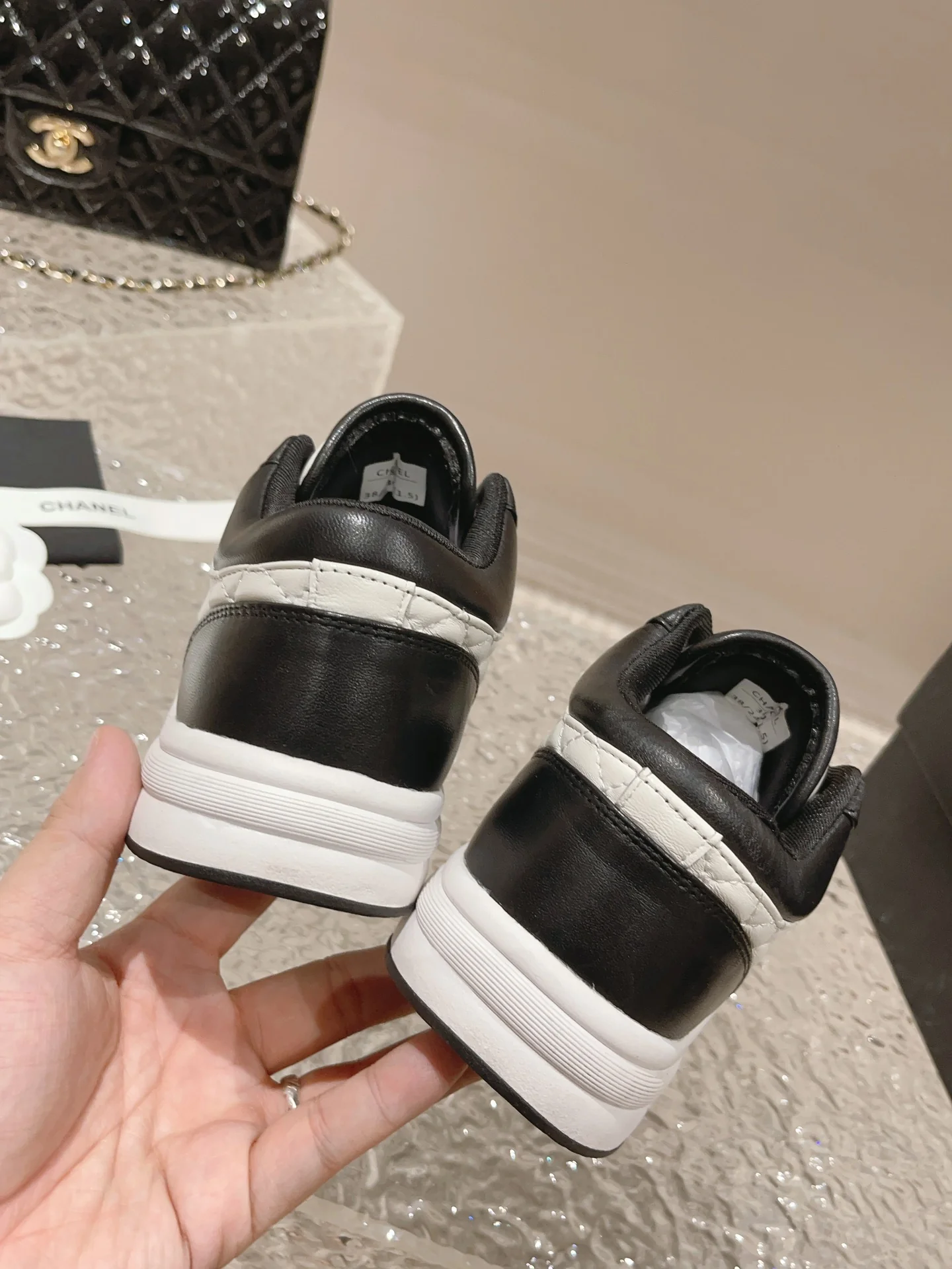 Низкие повседневные кроссовки Chanel - черные с ромбовидным узором