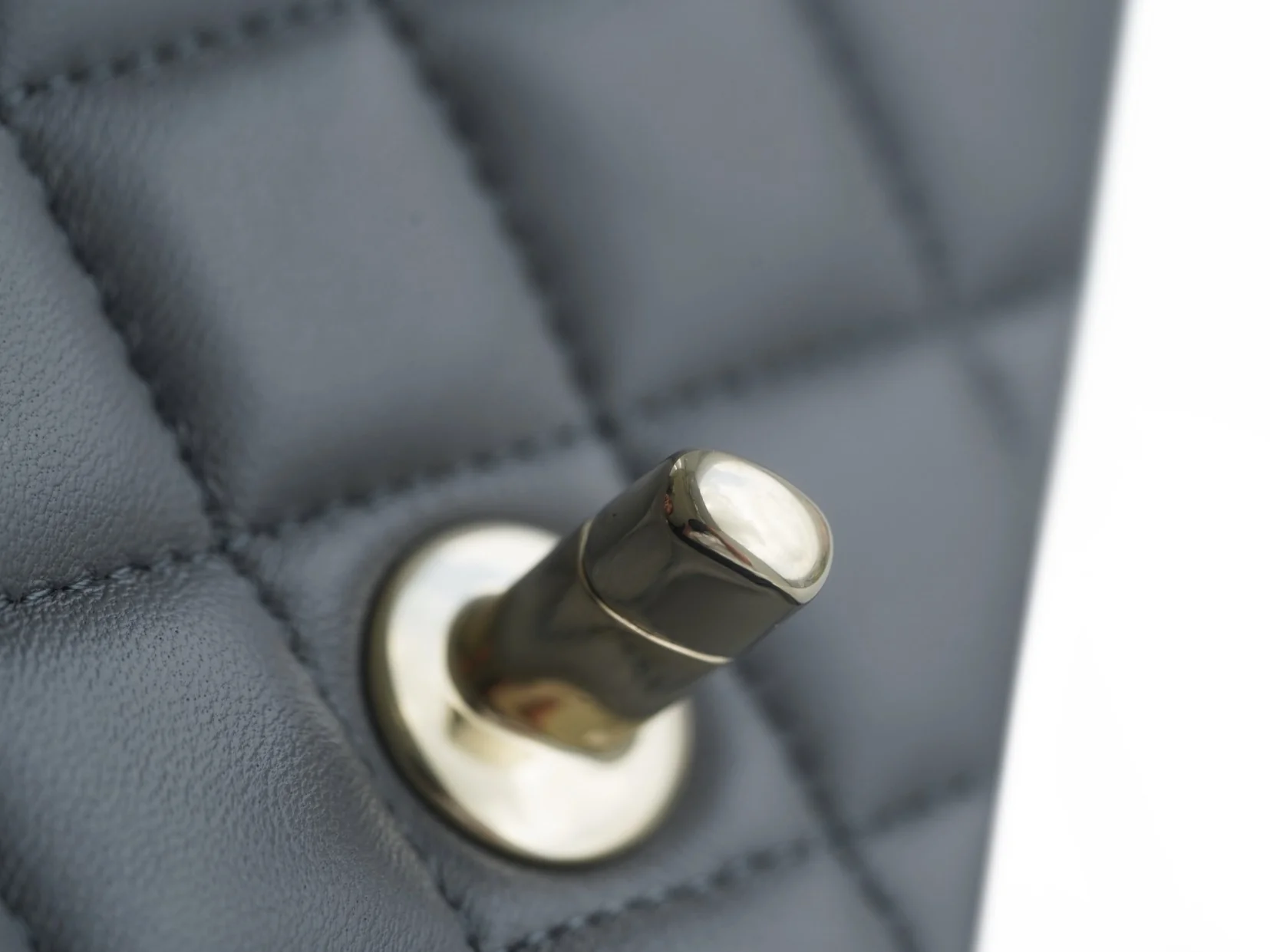 Часы Chanel CF Square Fat Man - 18 см - темно-серые, из овечьей кожи, со светло-золотистой пряжкой.