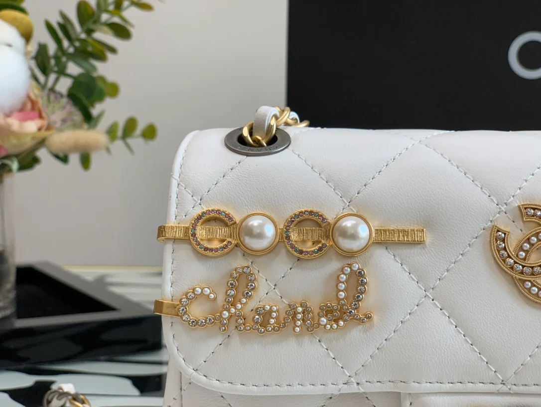 Новинка сезона осень/зима 2022 от Chanel - сумка с клапаном и значком - 18 см