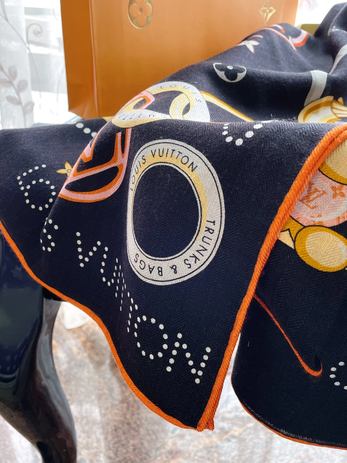 Кашемировый платок LV Vivienne and Beyond, 140 см, черный.