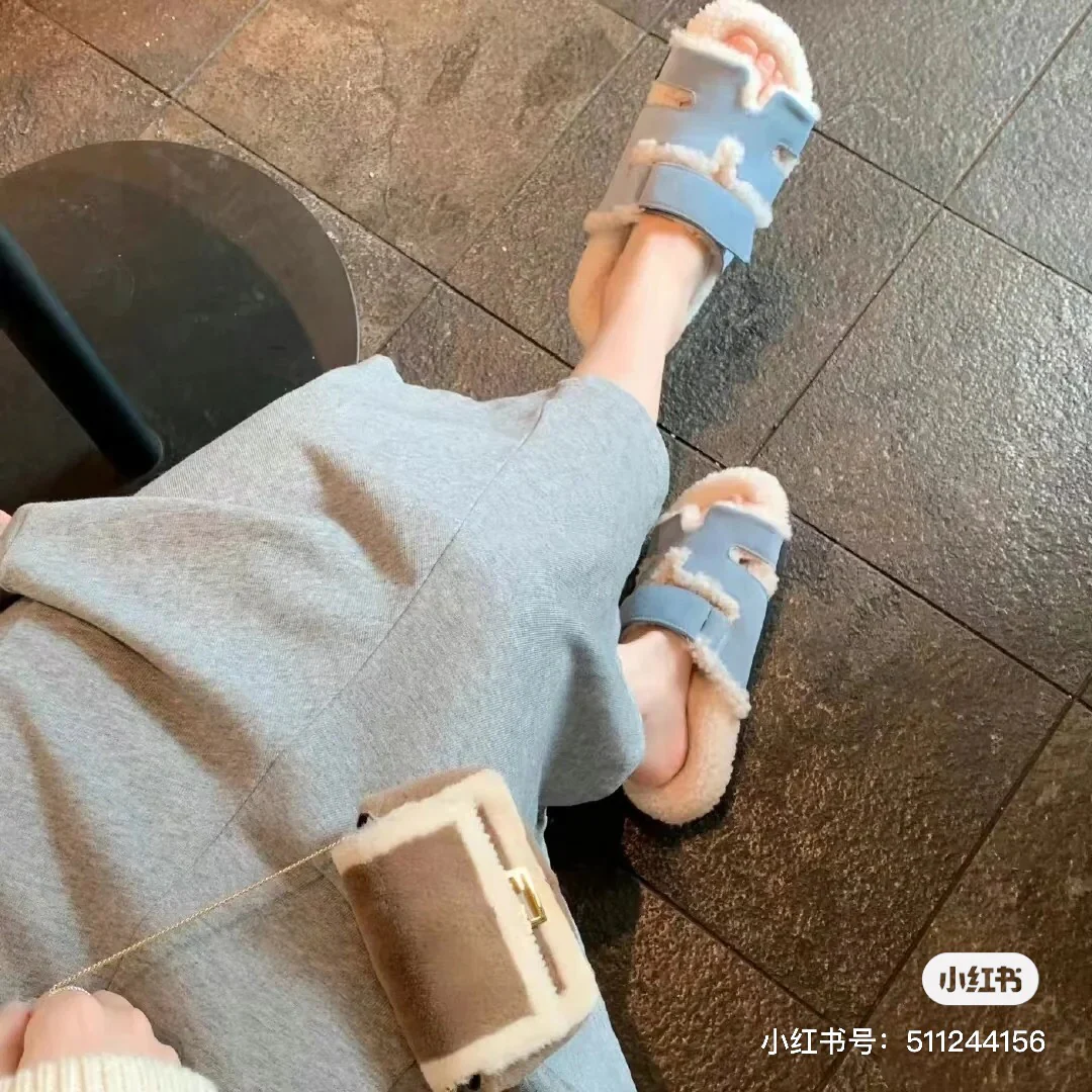 Шерстяные тапочки Hermes с радужными цветовыми блоками — фото в них.