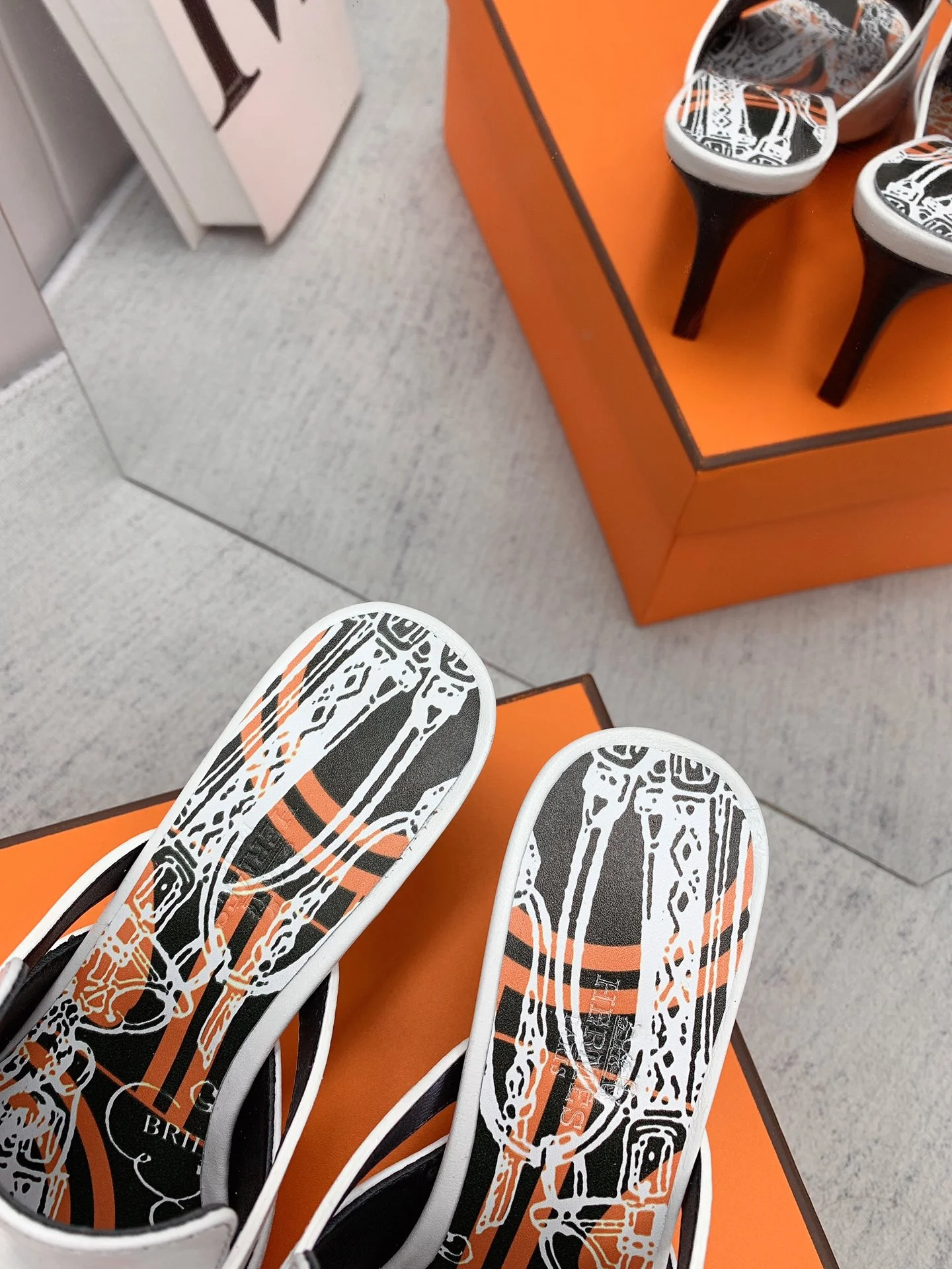 Новинка сезона осень/зима 2022 от Hermes - сандалии на высоком каблуке с открытым носком - 1