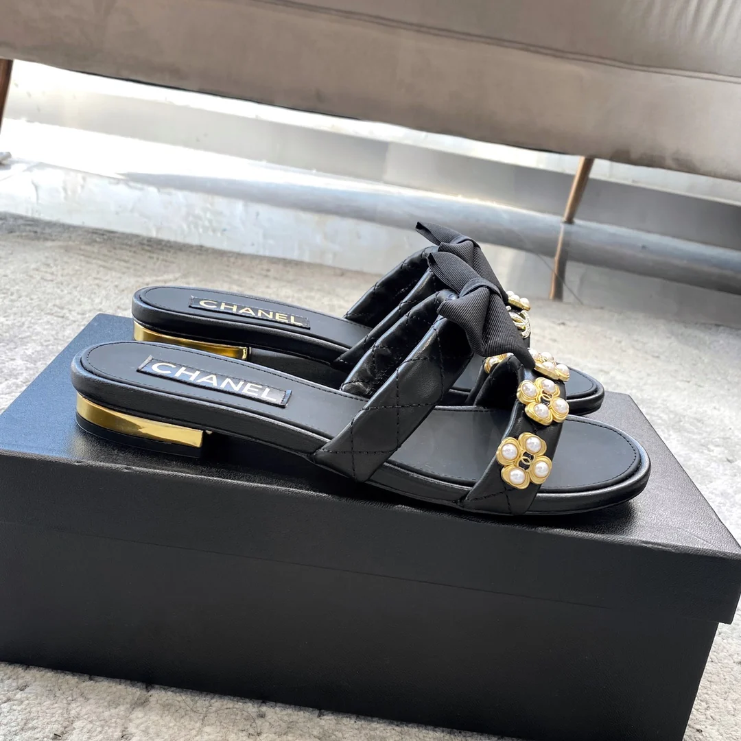 Новинка сезона весна/лето 2023 от Chanel - Тапочки с жемчужным бантом - Черные