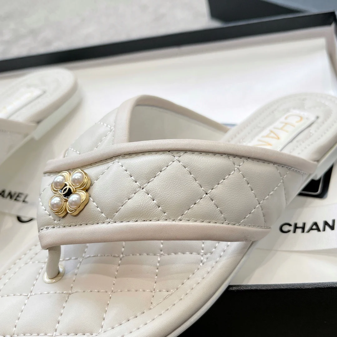 Новинка сезона весна/лето 2023 от Chanel - Тапочки с вышитым ромбовидным узором - Белые