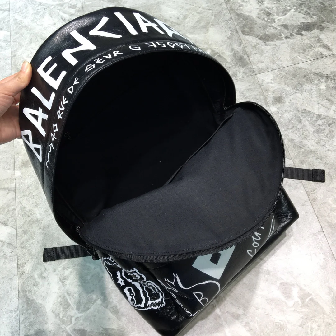 Рюкзак Balenciaga - унисекс - классический черно-белый с граффити.