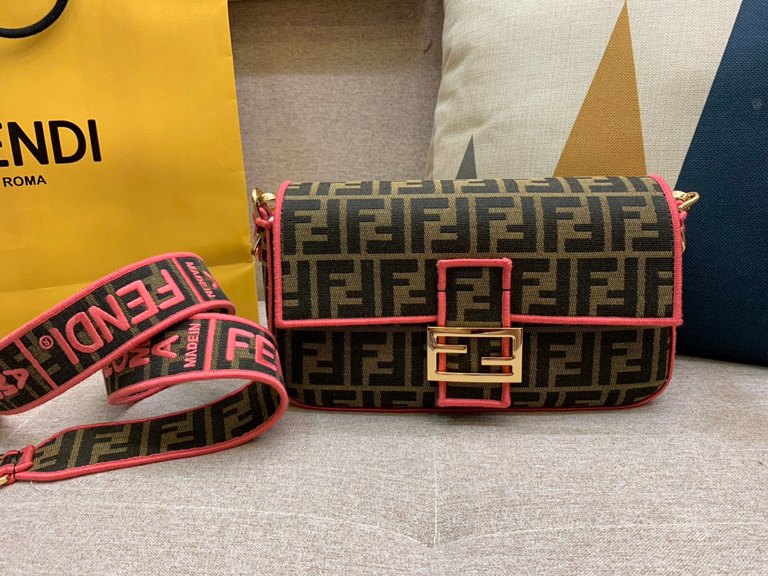 Сумка-багет Fendi Baguette средней длины с монограммой.