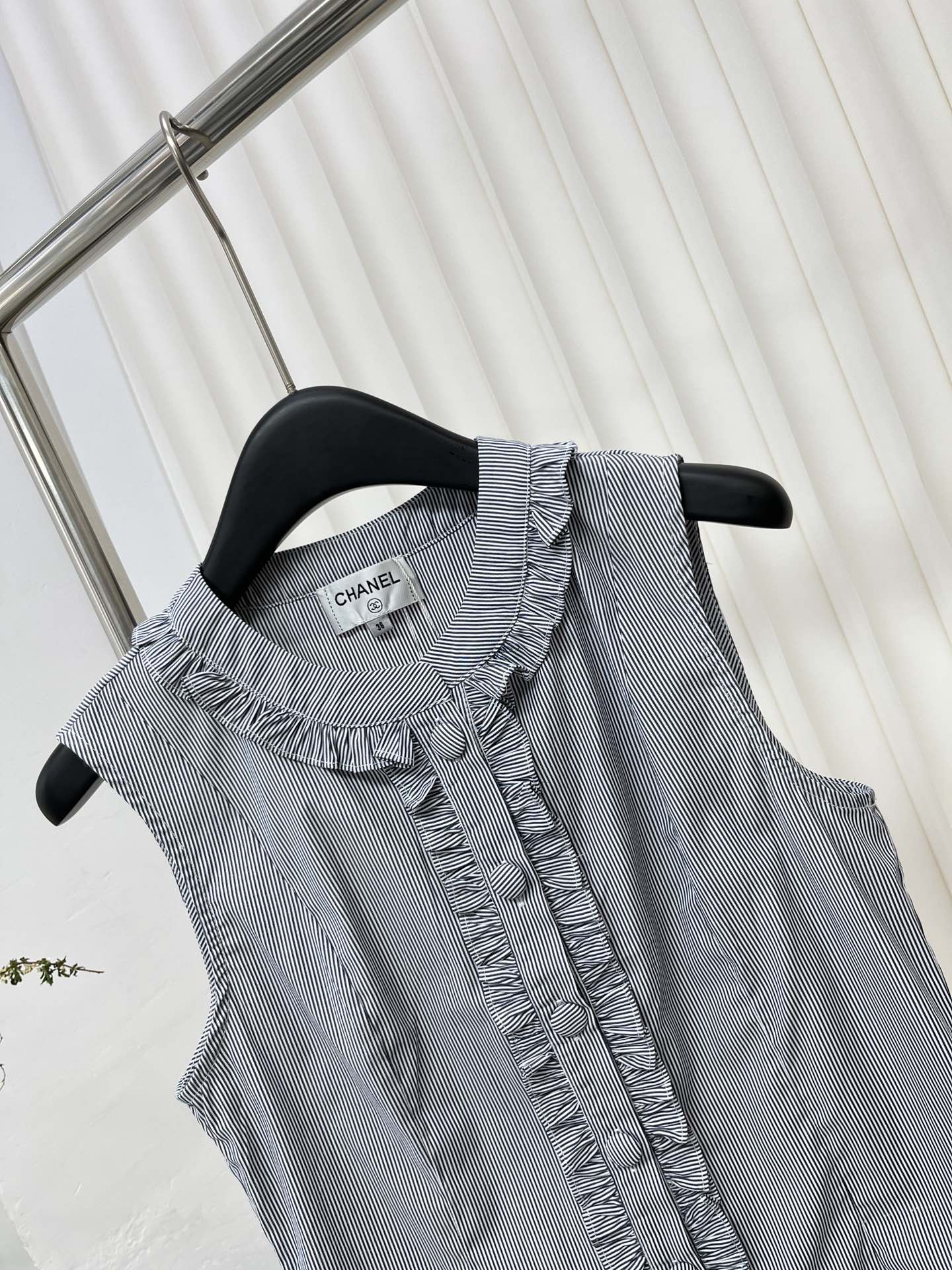 Chanel 2403 - Полосатый жилет без рукавов с оборками