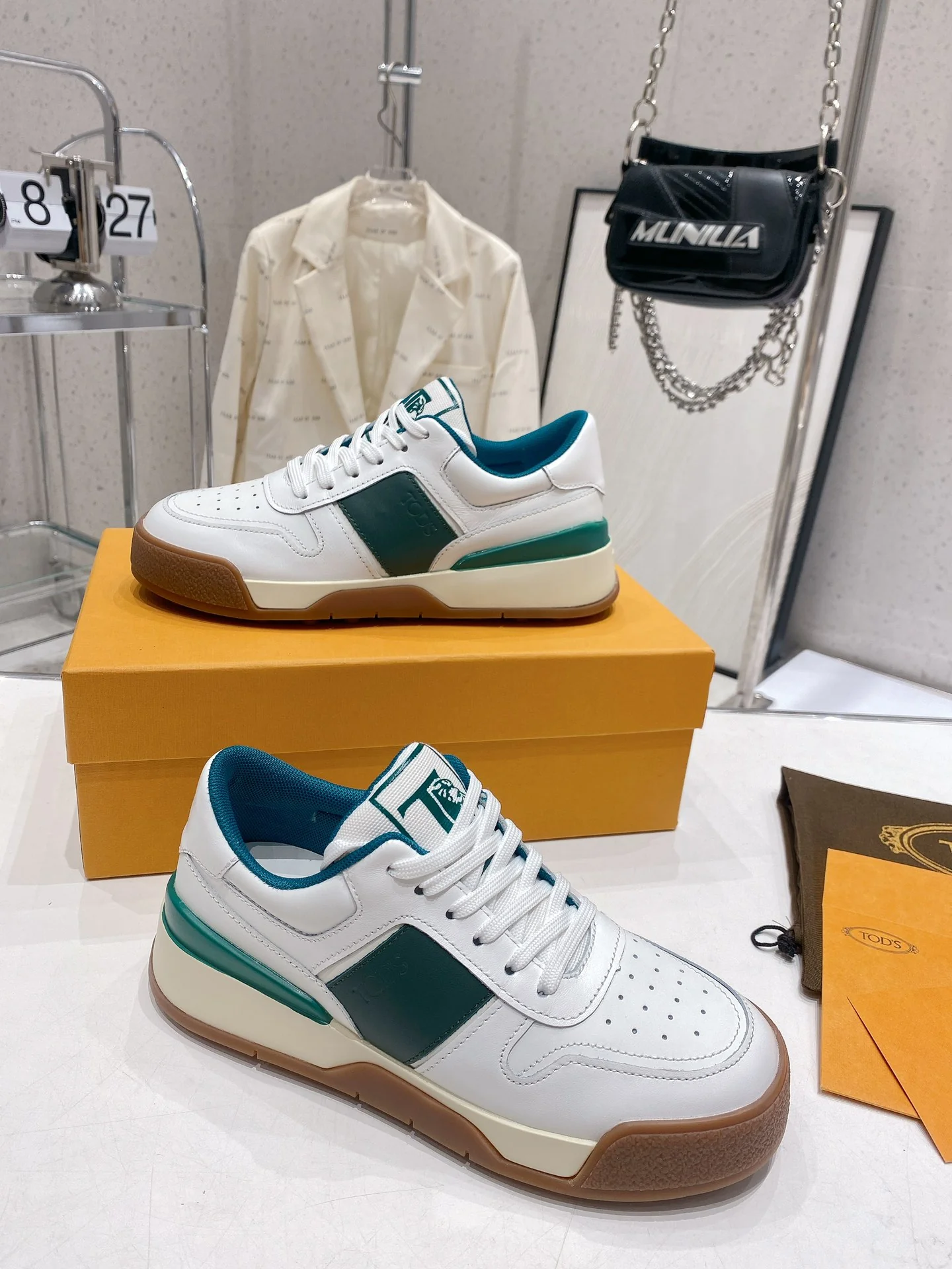 Весенняя коллекция Tods 2023 — Повседневная обувь — Парная модель — Коричневая подошва с зеленой отделкой