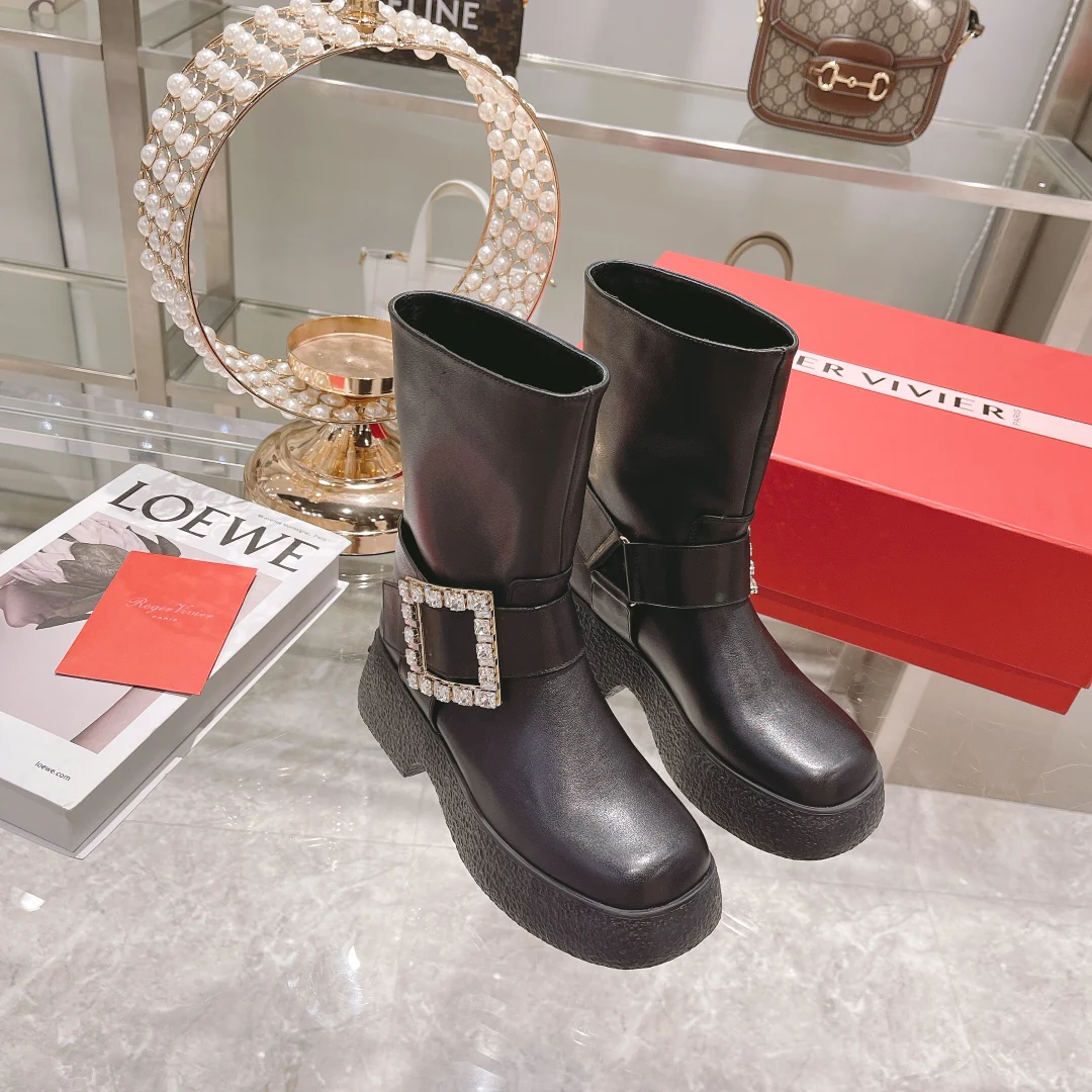 Мотоциклетные ботинки на толстой подошве с металлическими пряжками.