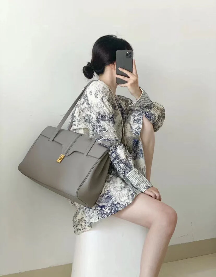 Сумка Celine Soft 16 Large из зернистой телячьей кожи - серая.