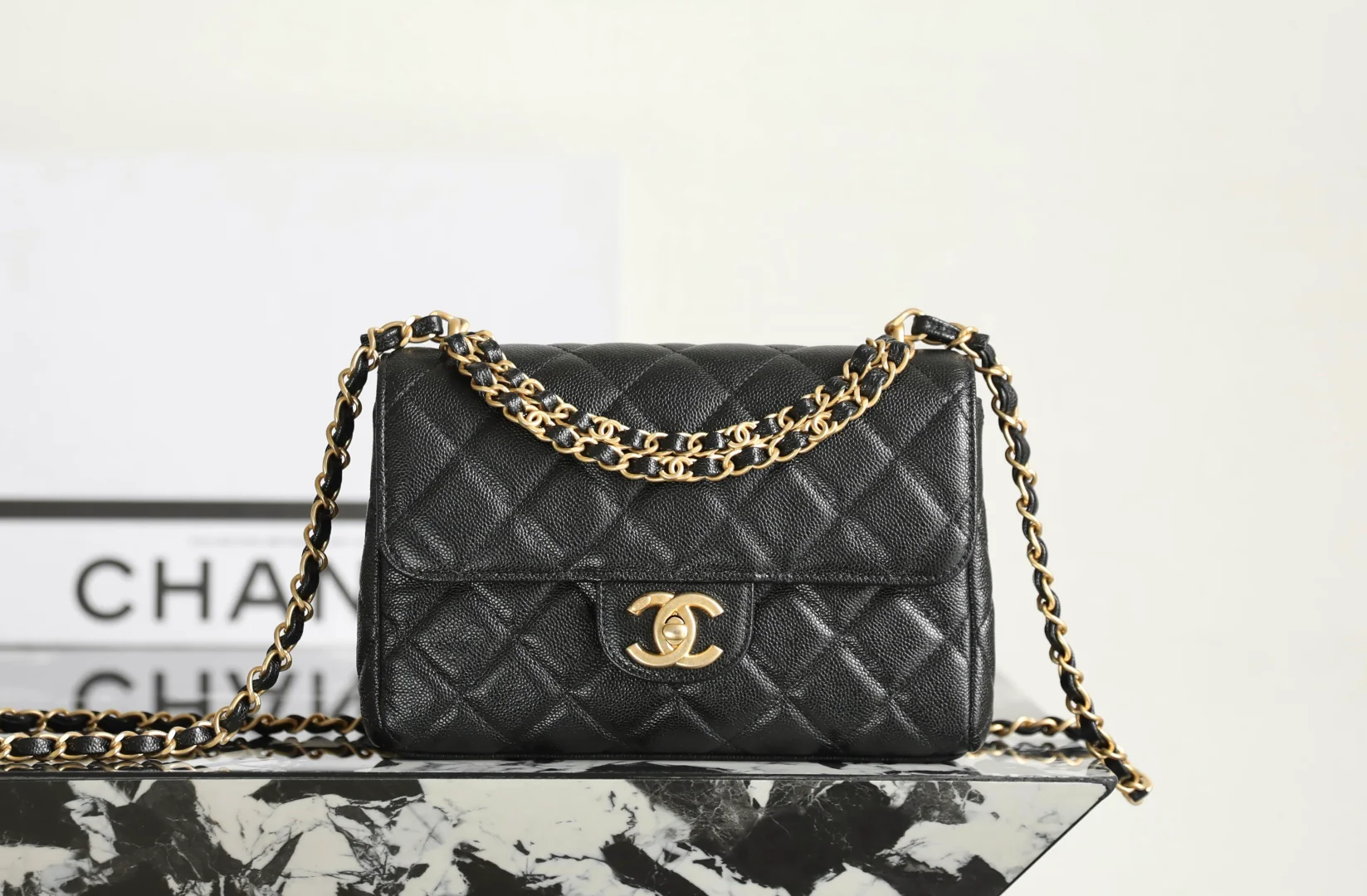 Сумка Chanel 25p с двойной петлей и клапаном, средний размер, черная.