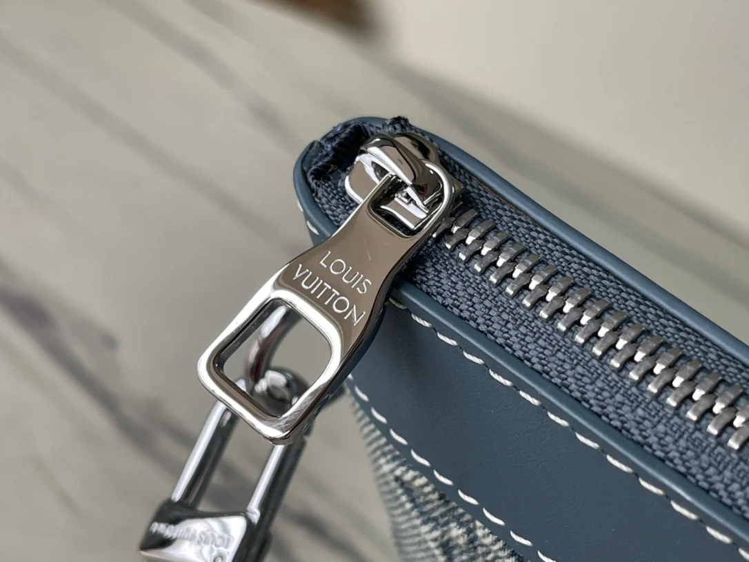 m82313 Сумочка-клатч LV Pochette to Go в джинсовом стиле