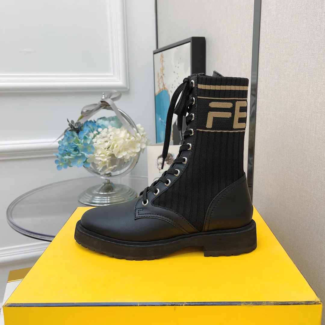 Новинки осенне-зимней коллекции Fendi 2022: ботинки Dr. Martens, ботильоны.