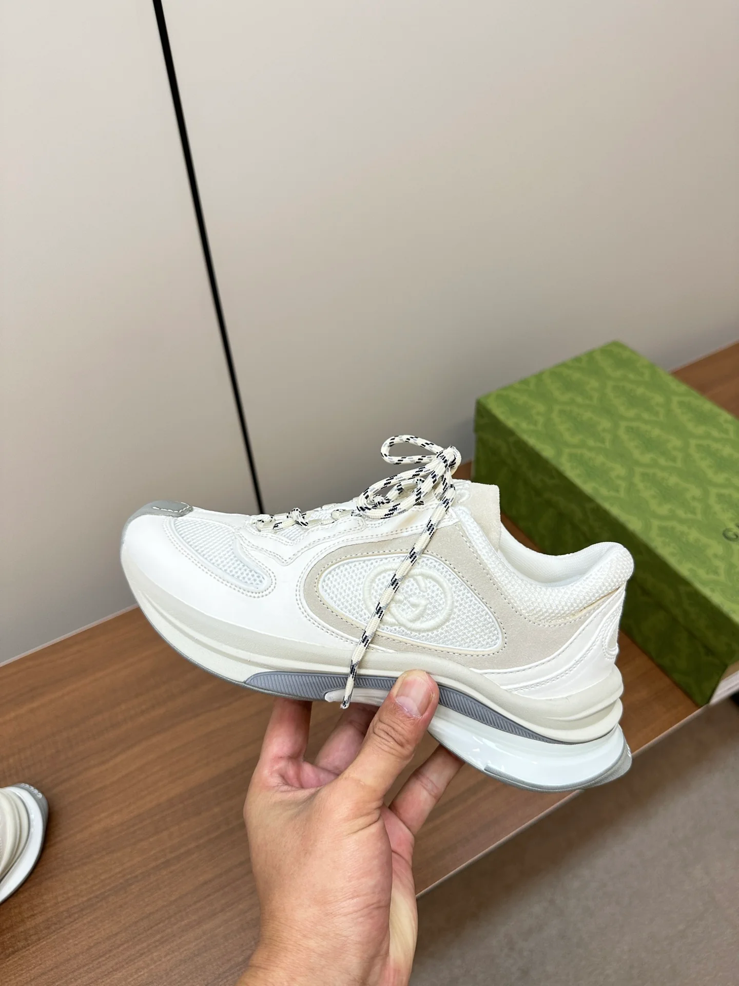 Новинка осенне-зимней коллекции Gucci 2023 — Кроссовки из однотонного вязаного кроя — Унисекс — Белые