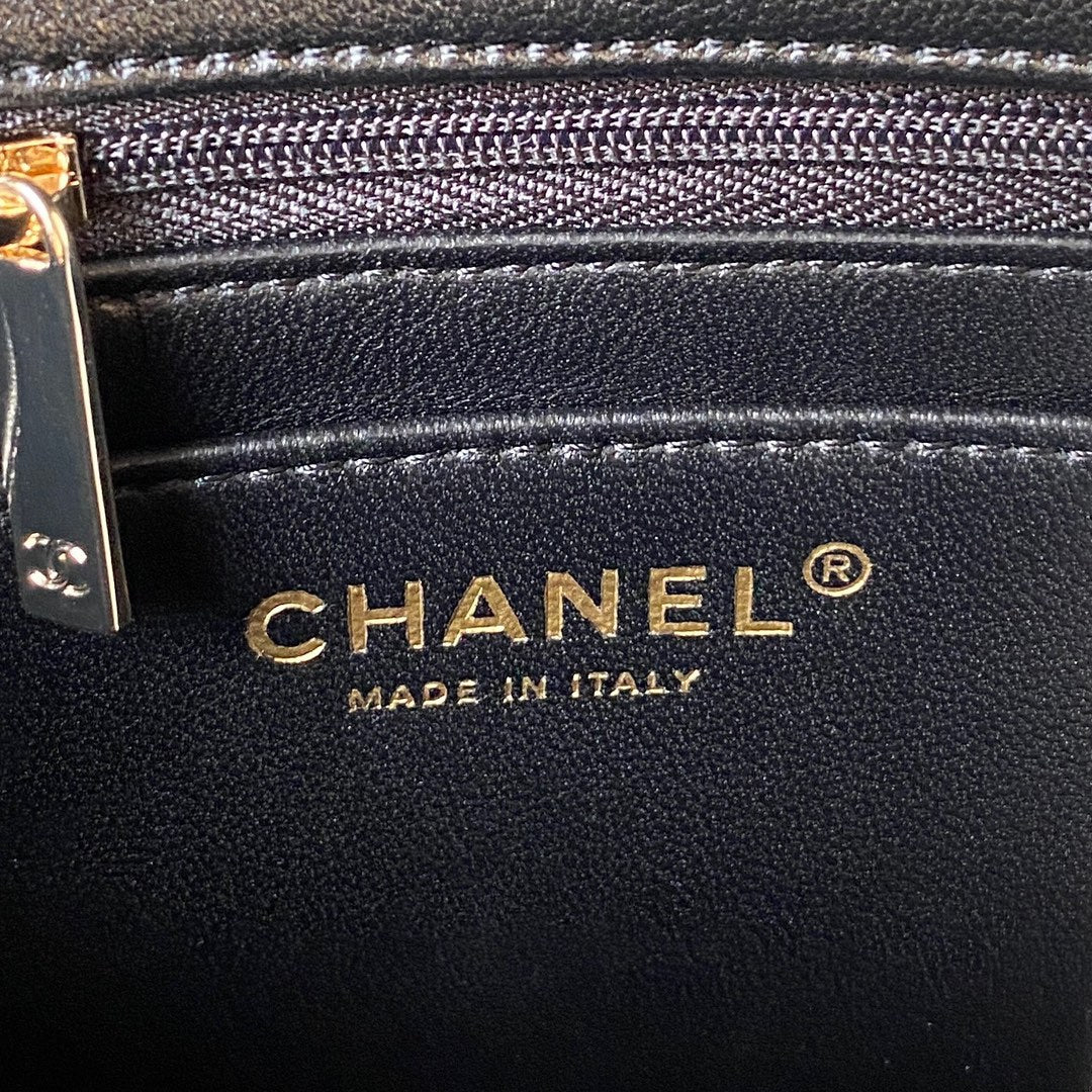 Коллекция Chanel Pre-Fall 2023 - Сумка CF с ручкой, украшенной стразами - Черная - 18 см