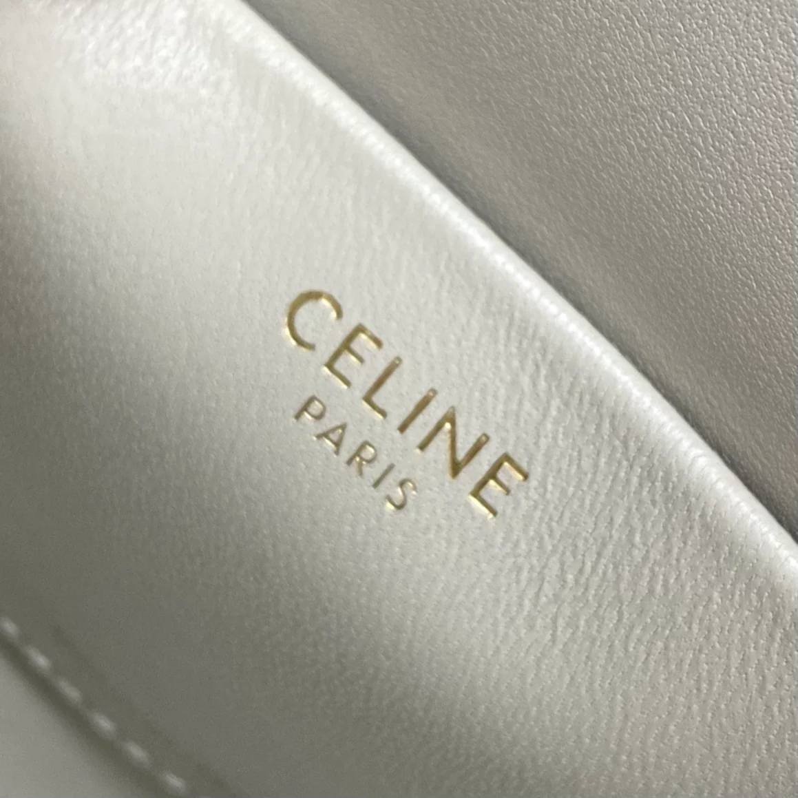 Миниатюрная кожаная сумка-ведро Celine Triomphe - белая