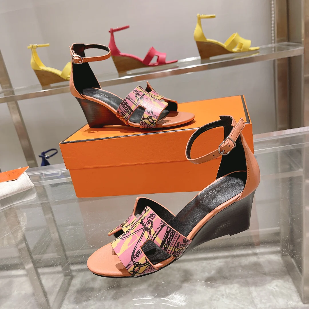 Новинка весны 2022 года от Hermes - Сандалии на массивном каблуке - 2 шт.