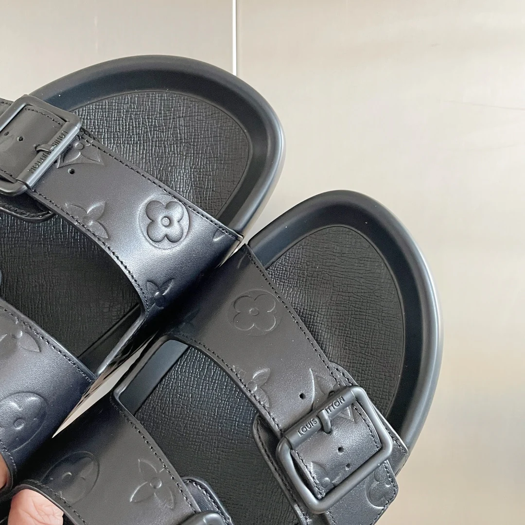 Новые кроссовки LV из серии 2023 года с тисненым монограммом — черные.