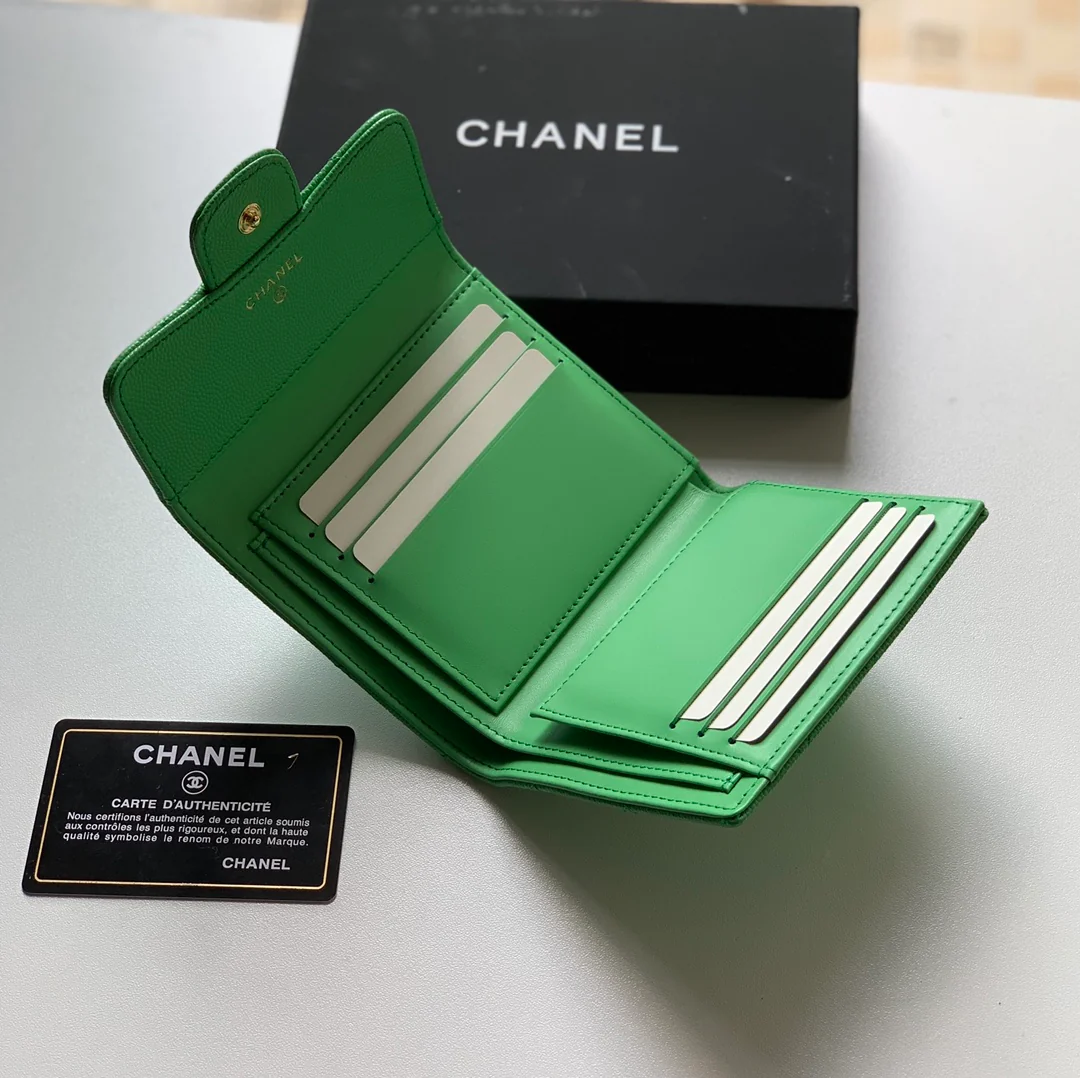 Короткий трехсекционный кошелек Chanel CF Tri-fold — зеленый, цвета личи, с золотой пряжкой.