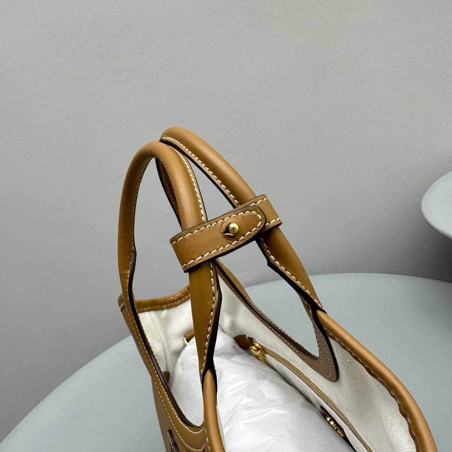 Сумка-тоут Miu Miu Ivy, маленькая, коричневая.