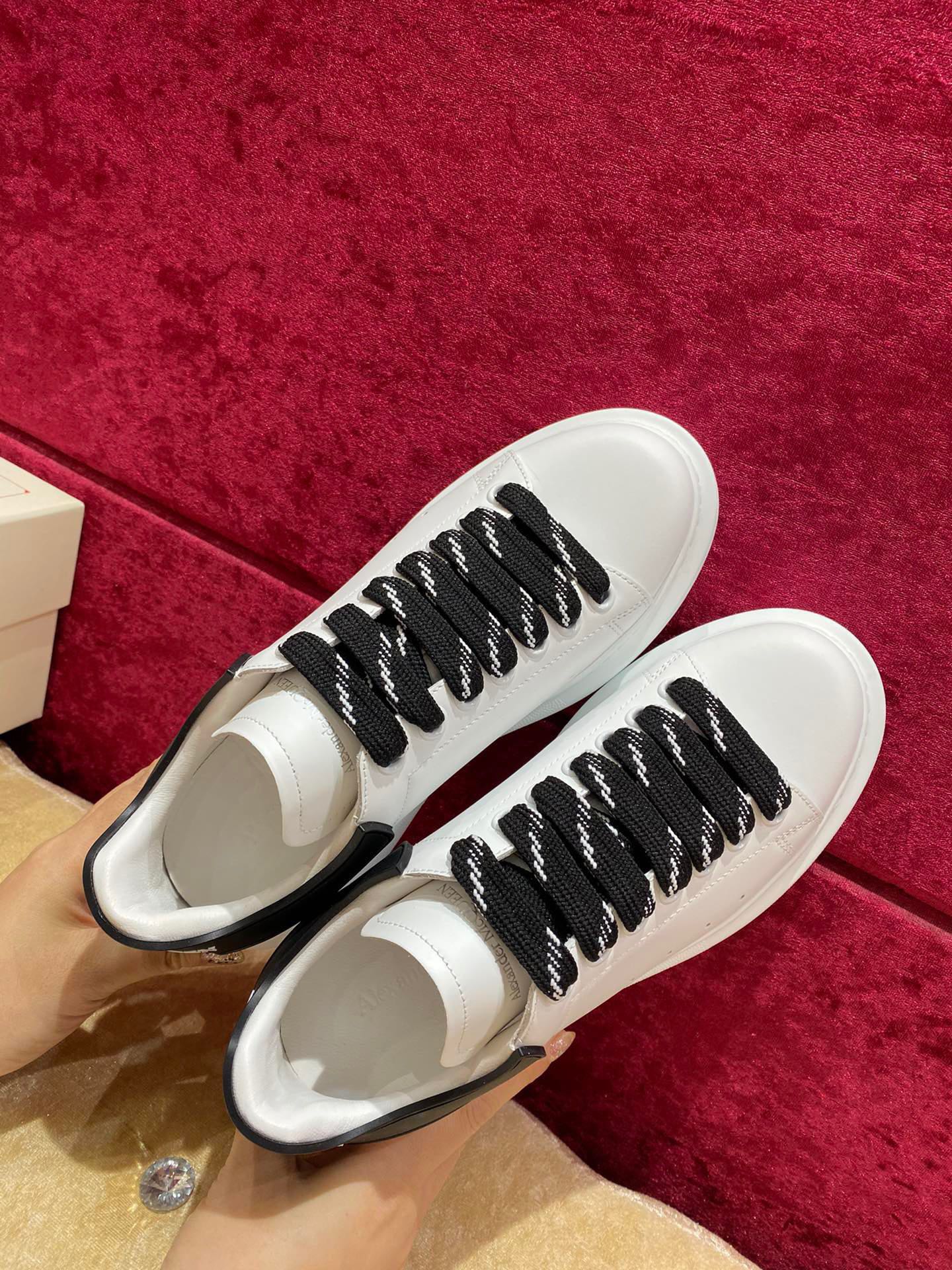 Классические белые кроссовки McQueen - Black Tail - 2