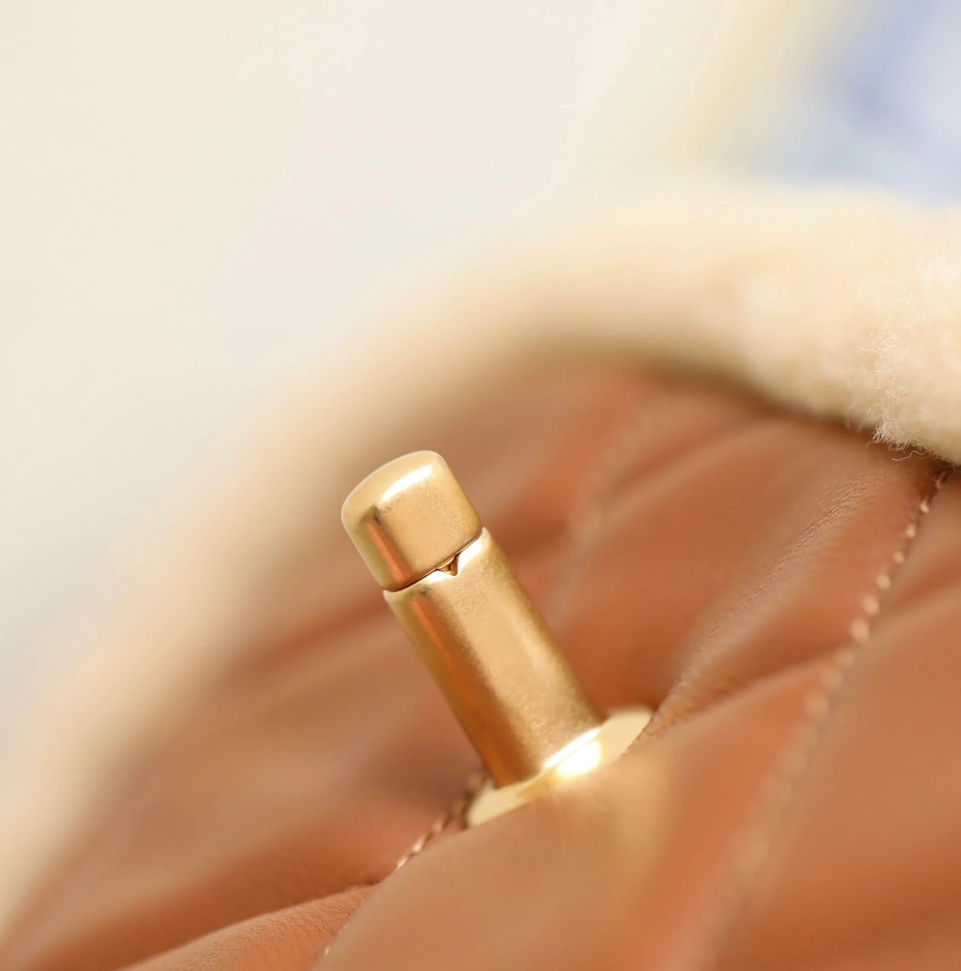 Сумка Chanel с клапаном и цепочкой в ??виде плюшевого мишки из 24-каратного золота (маленькая).