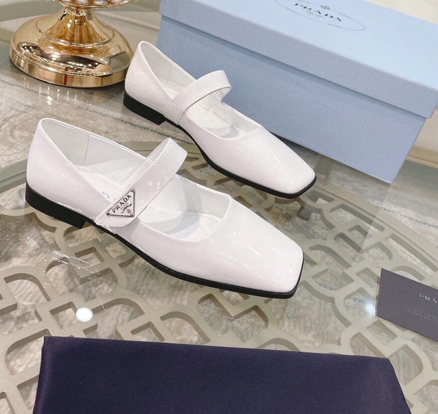 Новинка сезона весна/лето 2023 от Prada - Ретро-балетки с квадратными кольцами - Белые