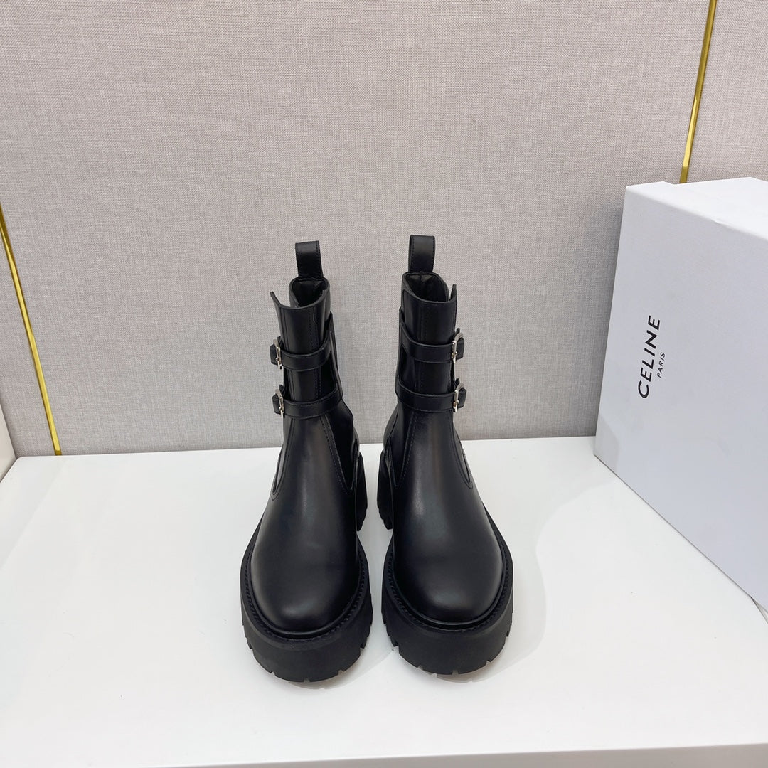 Новинка осенне-зимней коллекции Celine 2022 — кожаные ботильоны — в стиле Ян Ми — черные.
