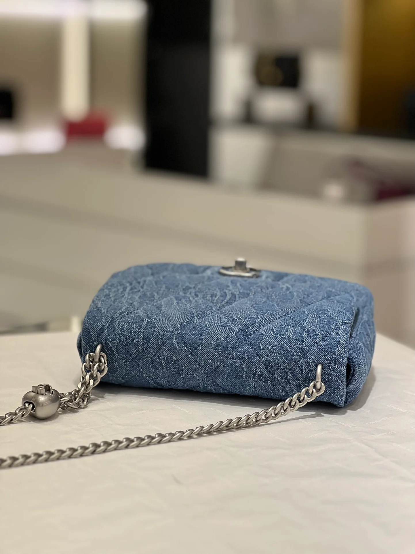 Коллекция Chanel Весна/Лето 2023 - Пряжка в виде сердца с камелией из денима - Квадратная - Светло-голубая серебристая пряжка - 19 см - 1