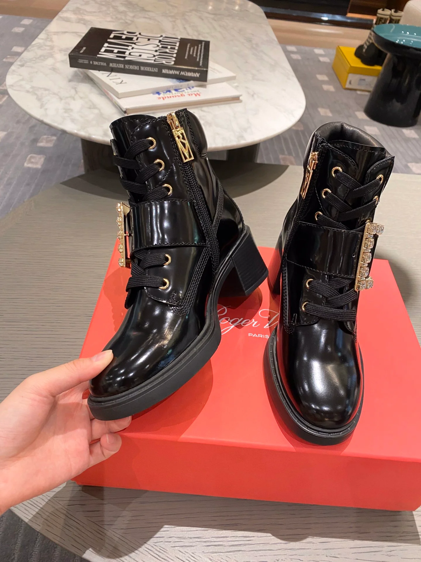 RV - Кожаные ботильоны на шнуровке с пряжкой - Черные