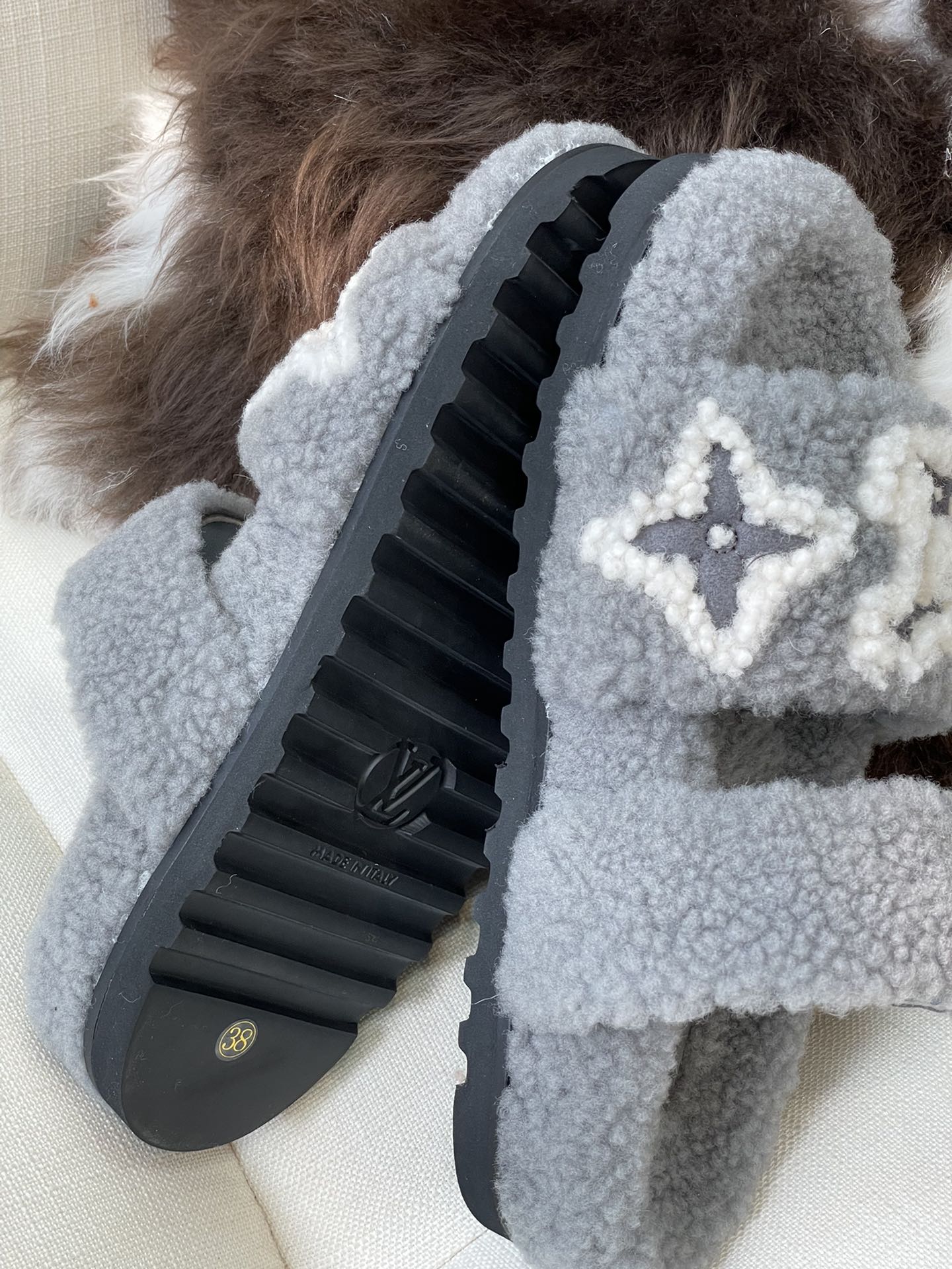 LV - Новинка сезона осень/зима 2022 - Тапочки из овечьей шерсти