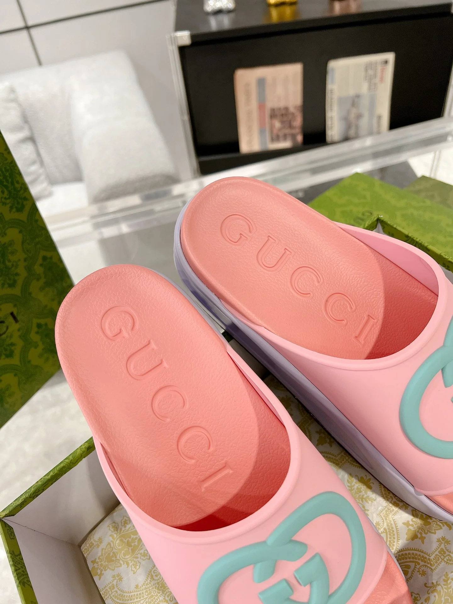 Новинка сезона весна/лето 2023 от Gucci - Пляжные сандалии на платформе - Унисекс - Розовые