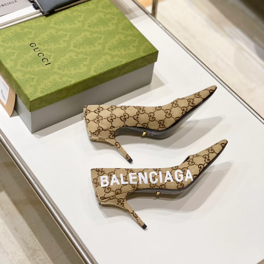 Туфли на высоком каблуке с острым носком от Gucci, весна 2022.