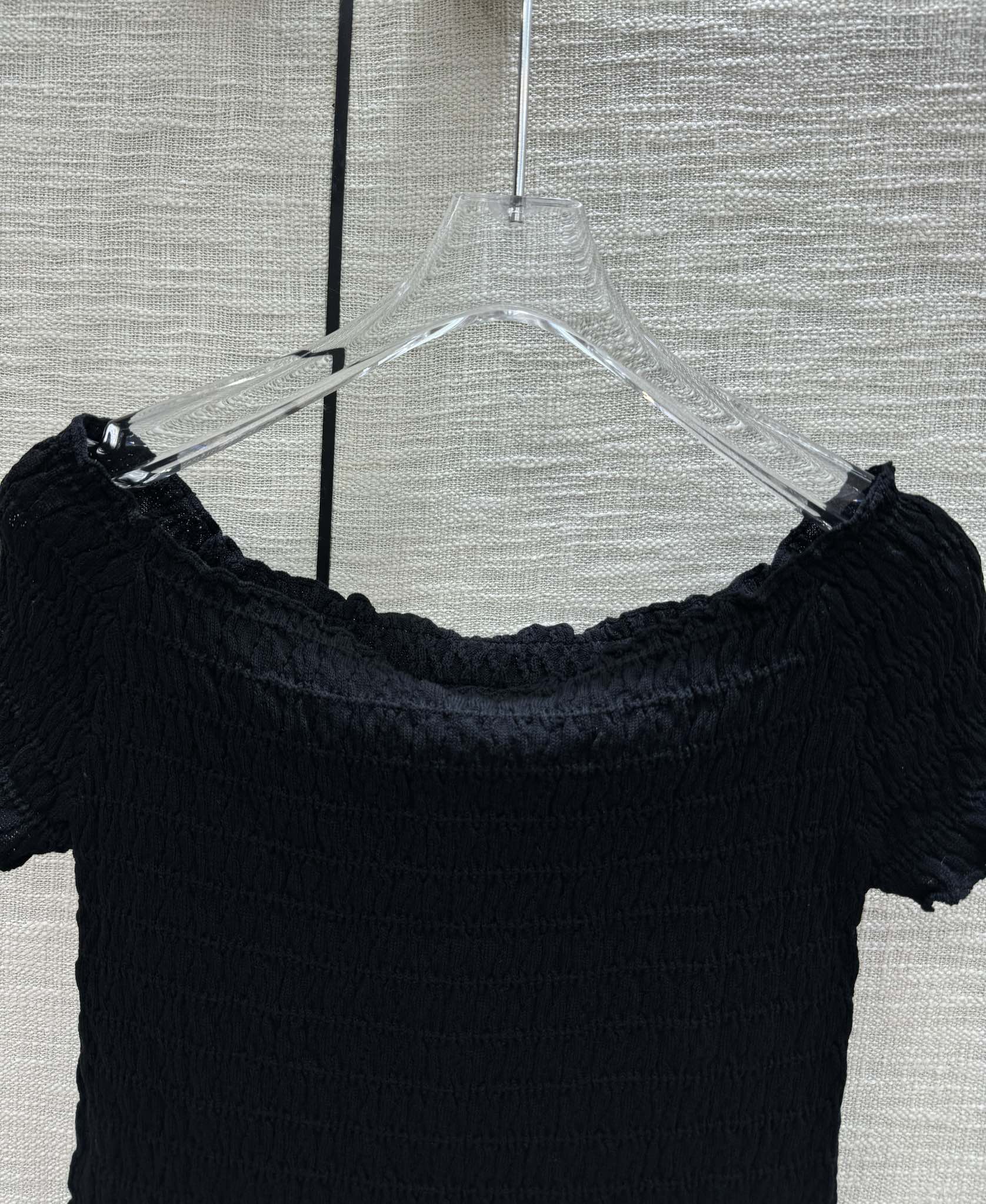 Celine 2403 - Трикотажное платье с коротким рукавом и плиссировкой, открытыми плечами - Черное