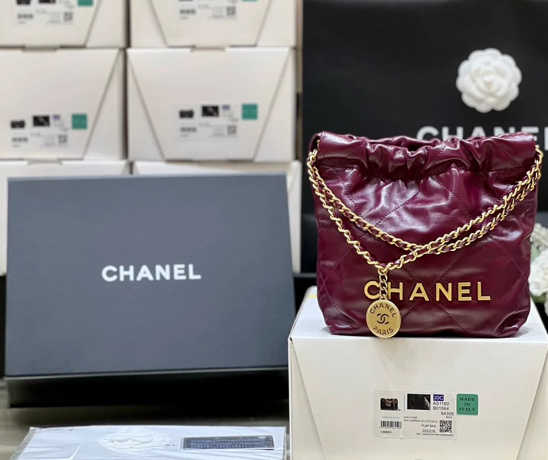 Весенне-летняя коллекция Chanel - Маленькая сумочка Chanel No. 22 - Фиолетово-красная