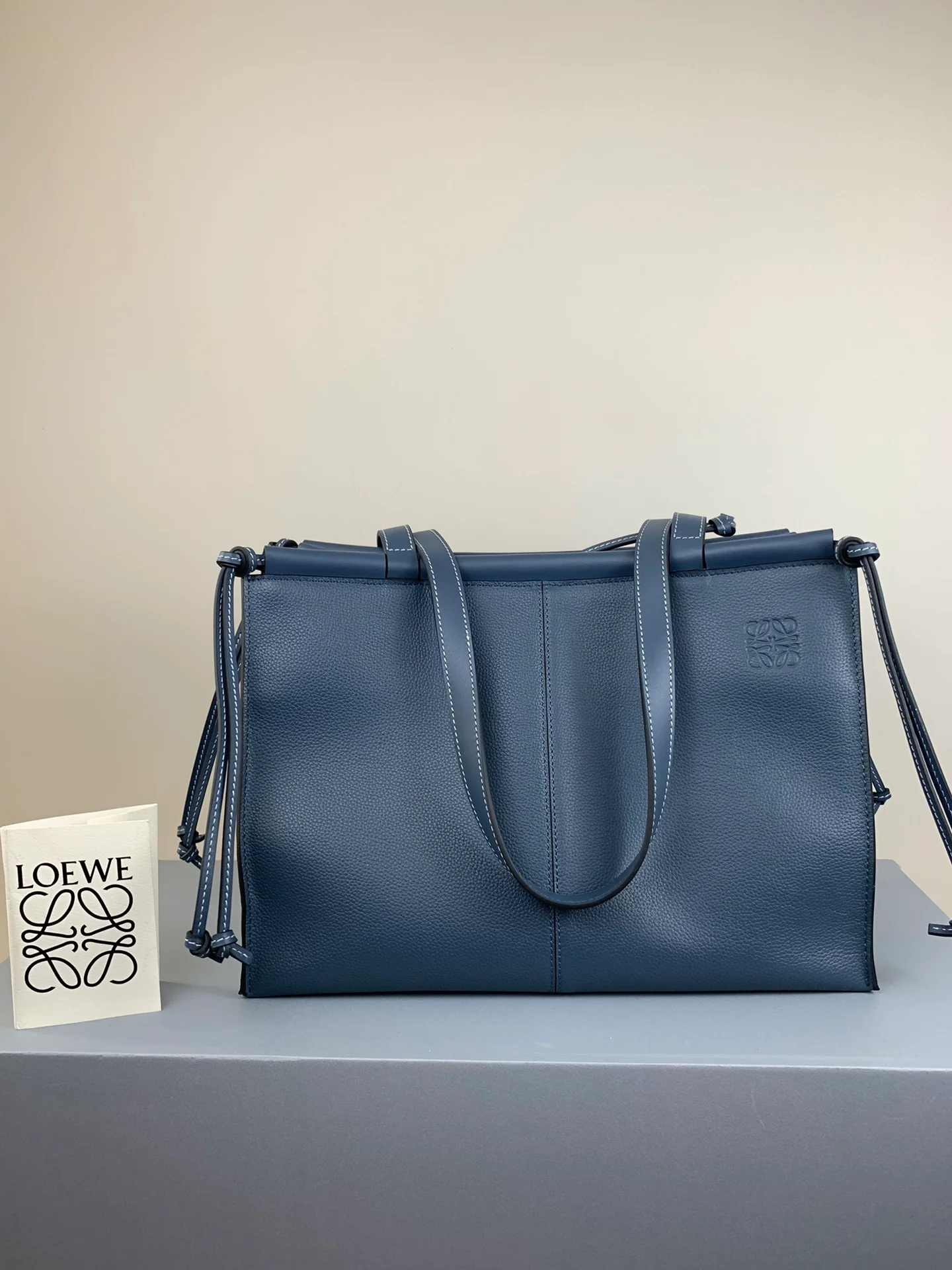 Сумка-тоут Loewe из телячьей кожи, темно-синяя